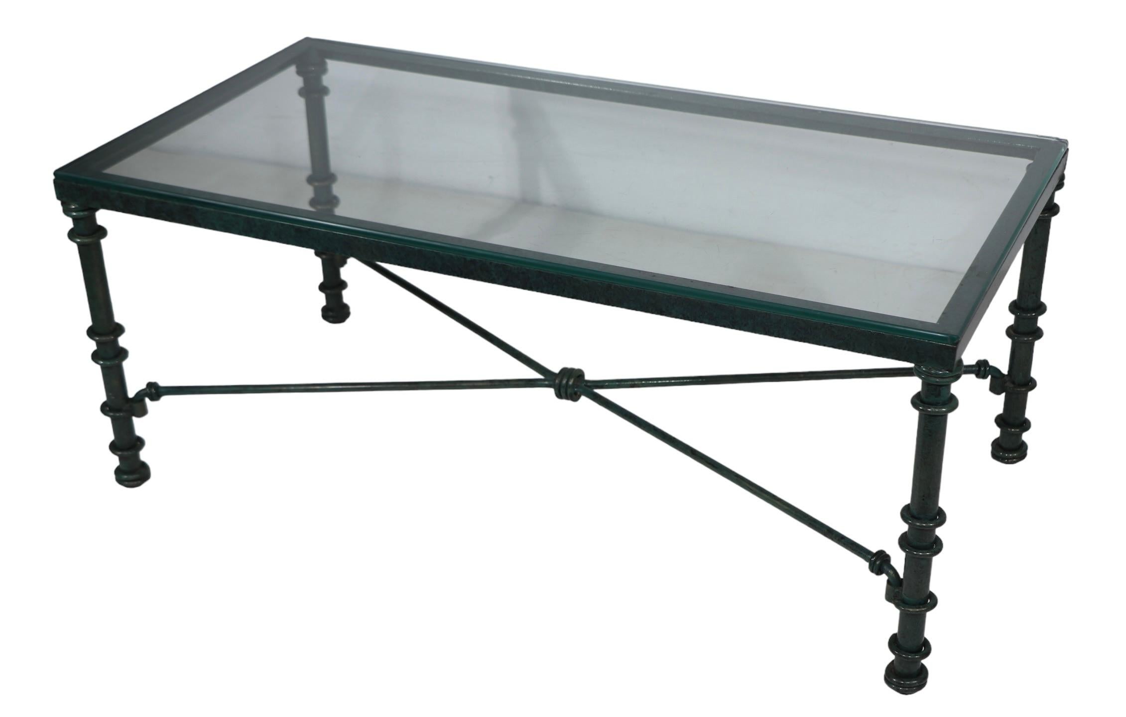 Table basse brutaliste finition faux vert-de-gris avec plateau en verre, vers les années 1970/1980 en vente 7