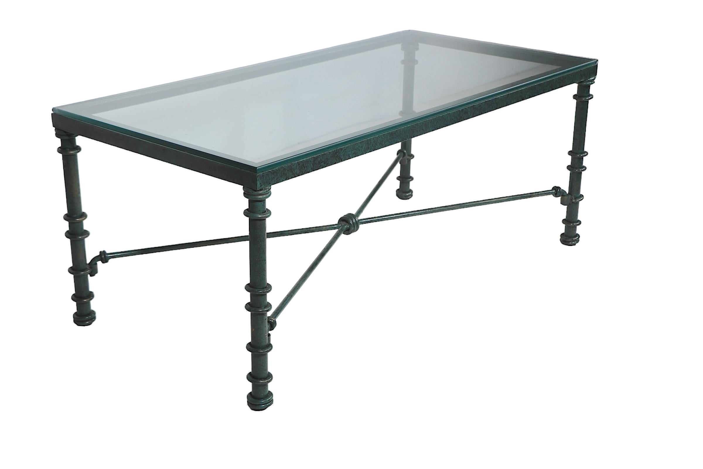 Table basse brutaliste finition faux vert-de-gris avec plateau en verre, vers les années 1970/1980 en vente 9