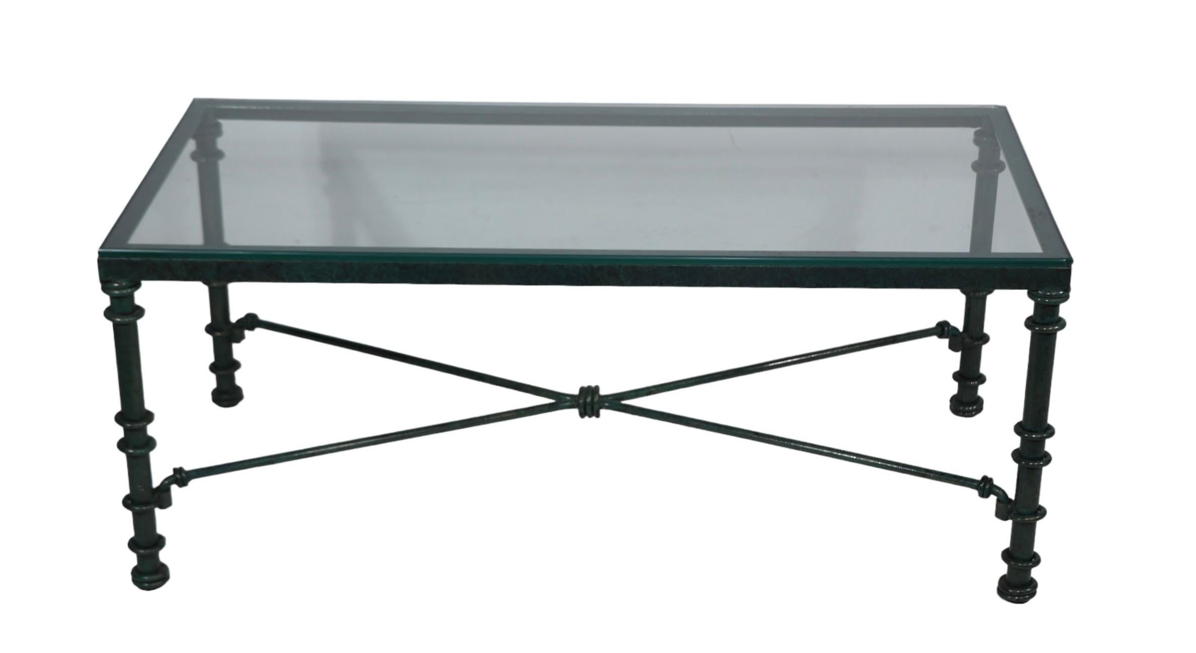 Américain Table basse brutaliste finition faux vert-de-gris avec plateau en verre, vers les années 1970/1980 en vente