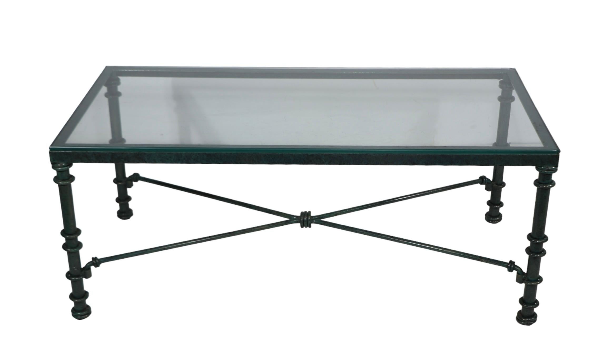 Table basse brutaliste finition faux vert-de-gris avec plateau en verre, vers les années 1970/1980 Bon état - En vente à New York, NY