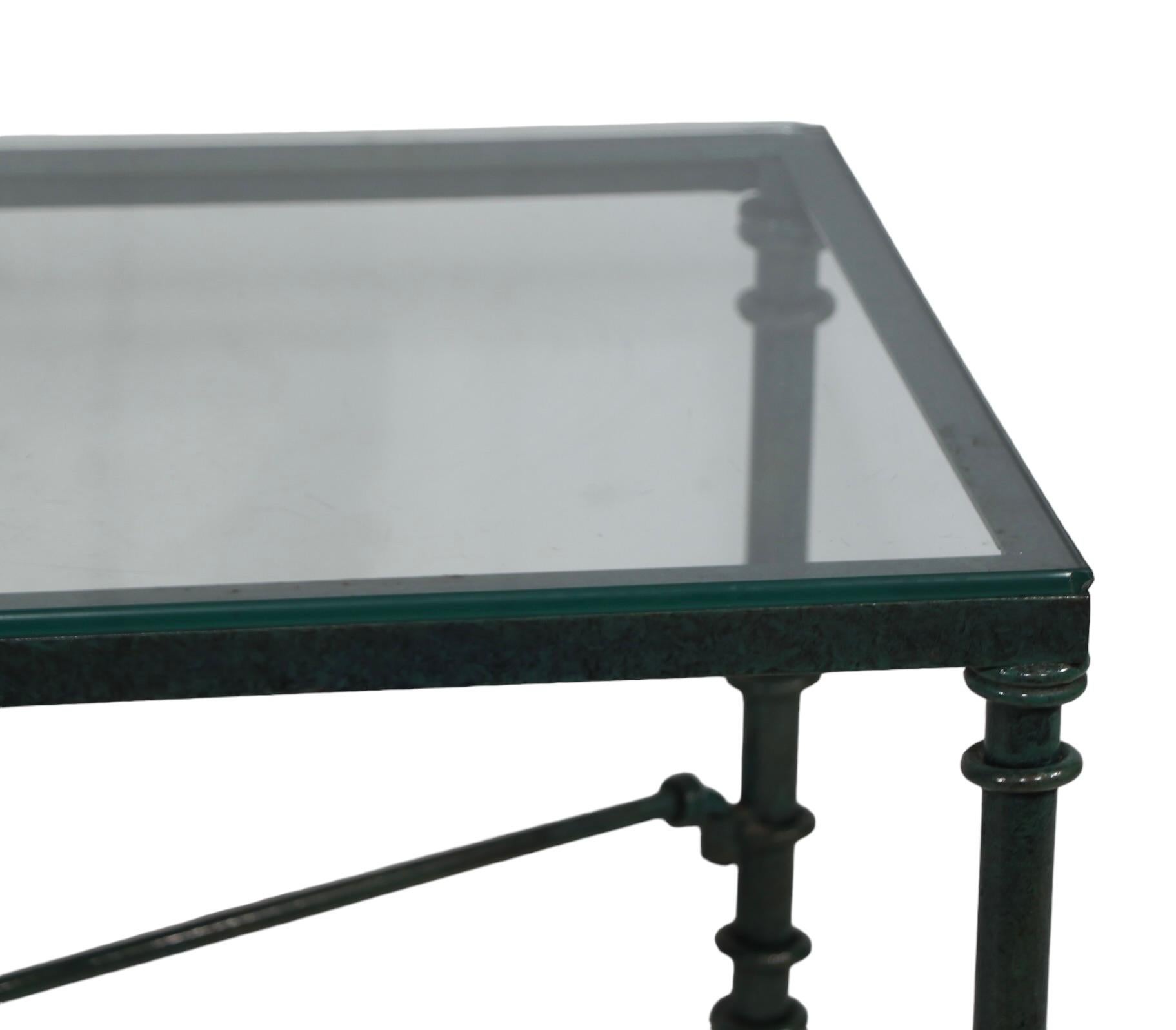 Table basse brutaliste finition faux vert-de-gris avec plateau en verre, vers les années 1970/1980 en vente 1