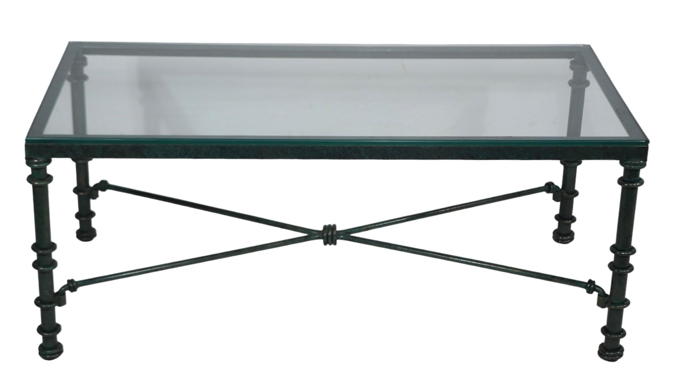 Table basse brutaliste finition faux vert-de-gris avec plateau en verre, vers les années 1970/1980 en vente 2