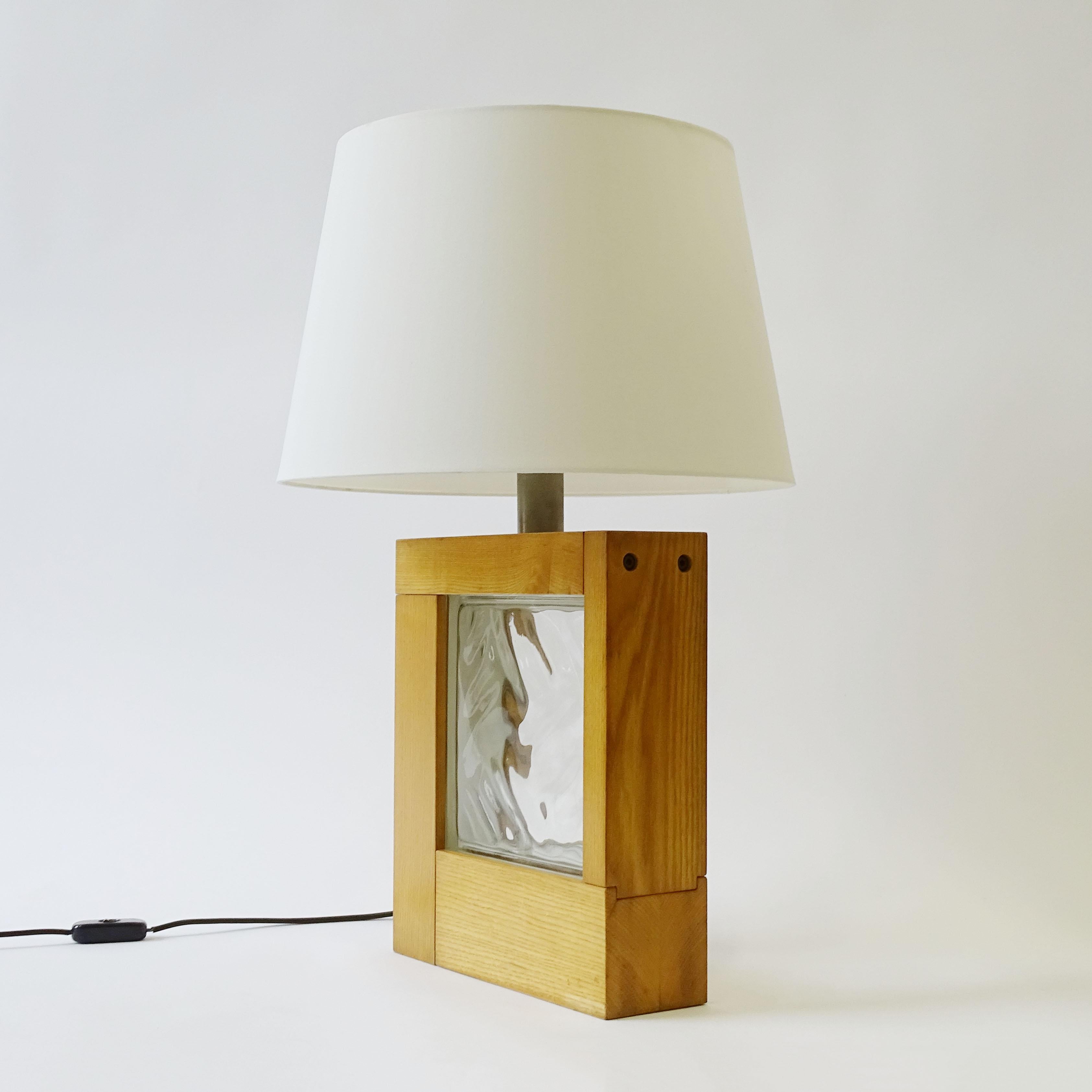 Lampada da tavolo brutalista in legno di pino e vetro di Felice Antonio Botta, Italia 1970 In condizioni buone in vendita a Milan, IT