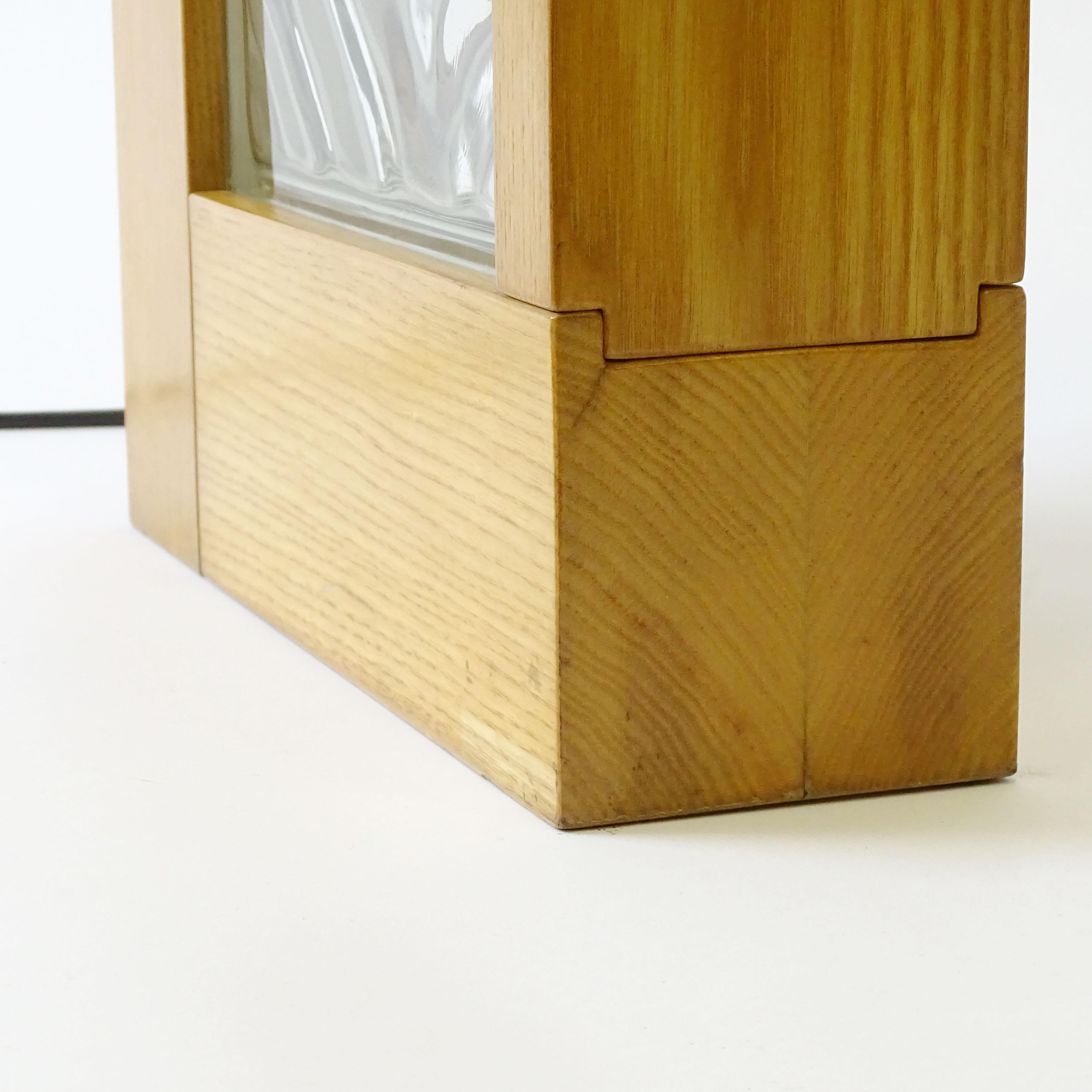 Fine XX secolo Lampada da tavolo brutalista in legno di pino e vetro di Felice Antonio Botta, Italia 1970 in vendita