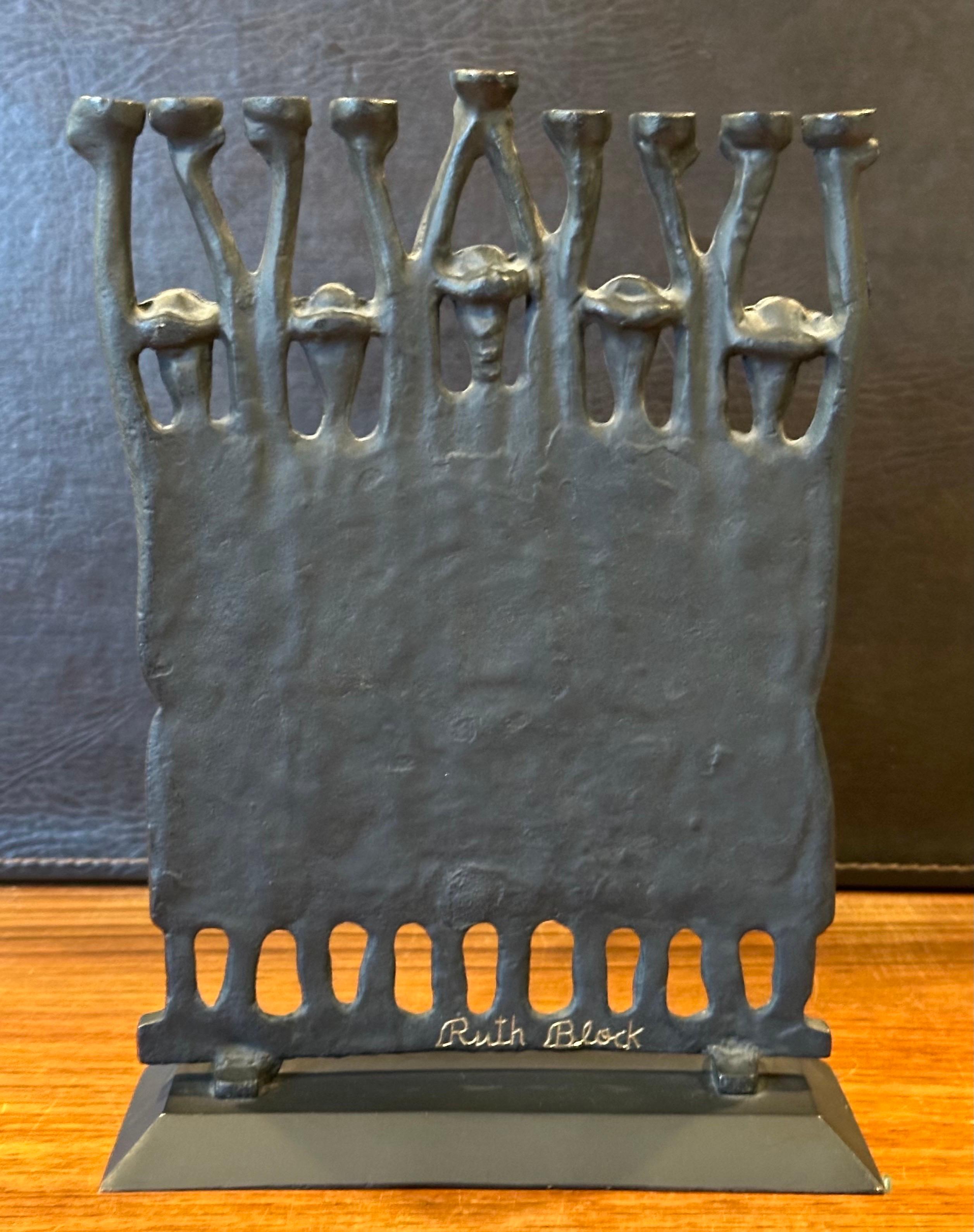 Menorah Figurativa Brutalista Rabí de Bronce de Ruth Bloch / Block en venta 5