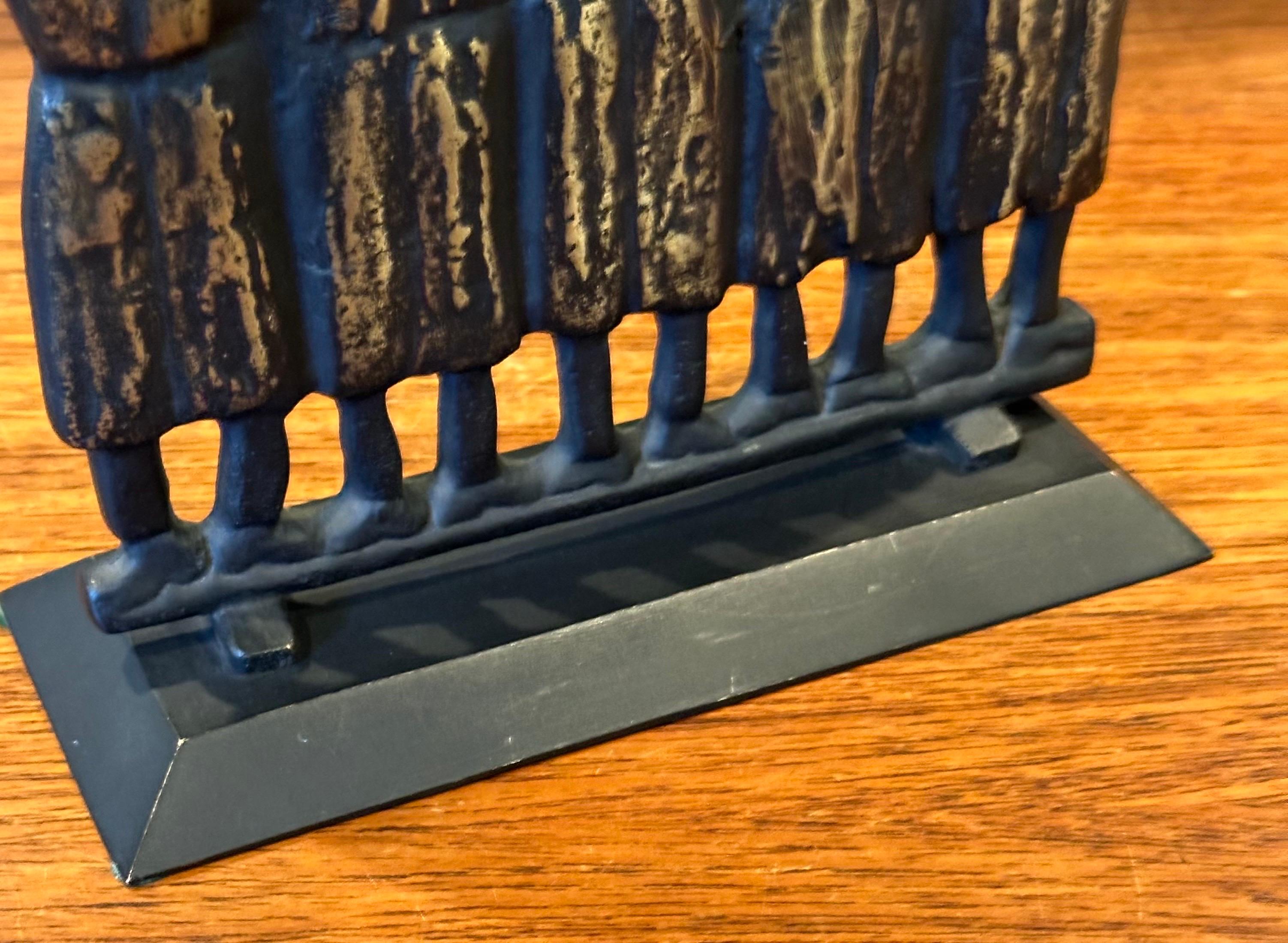 Menorah Figurativa Brutalista Rabí de Bronce de Ruth Bloch / Block en venta 6