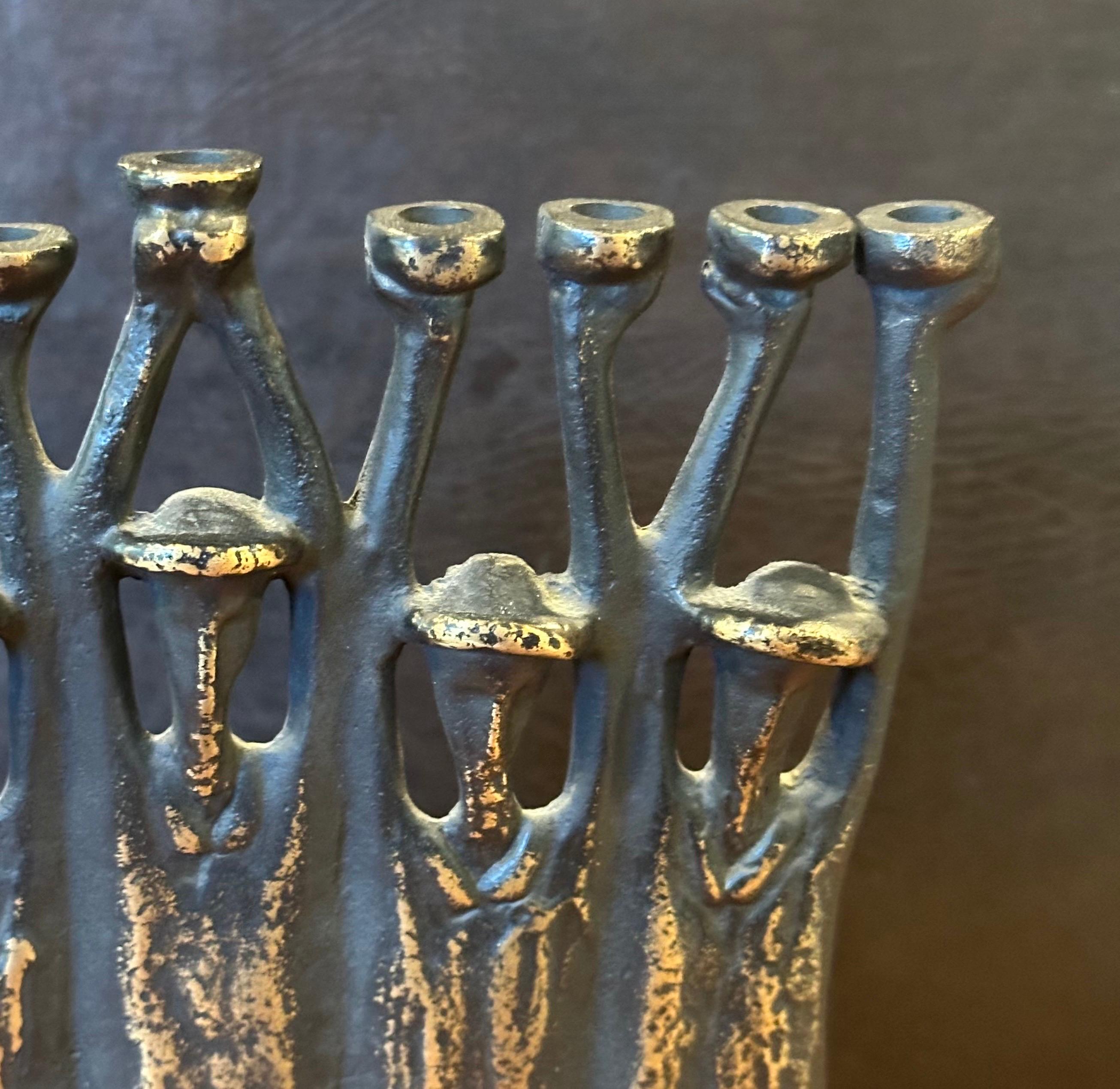 Menorah Figurativa Brutalista Rabí de Bronce de Ruth Bloch / Block en venta 7