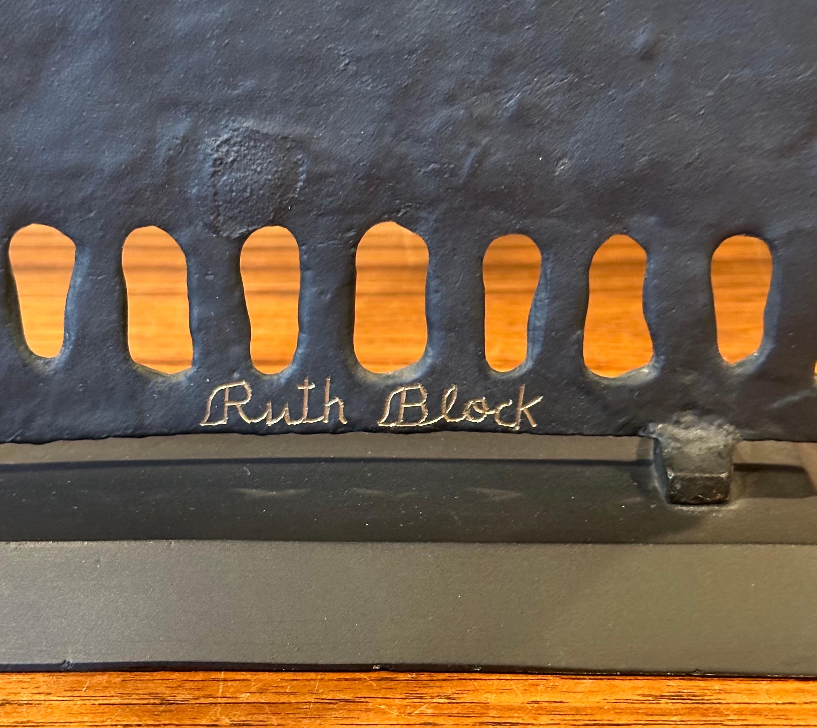 Menorah Figurativa Brutalista Rabí de Bronce de Ruth Bloch / Block en venta 8