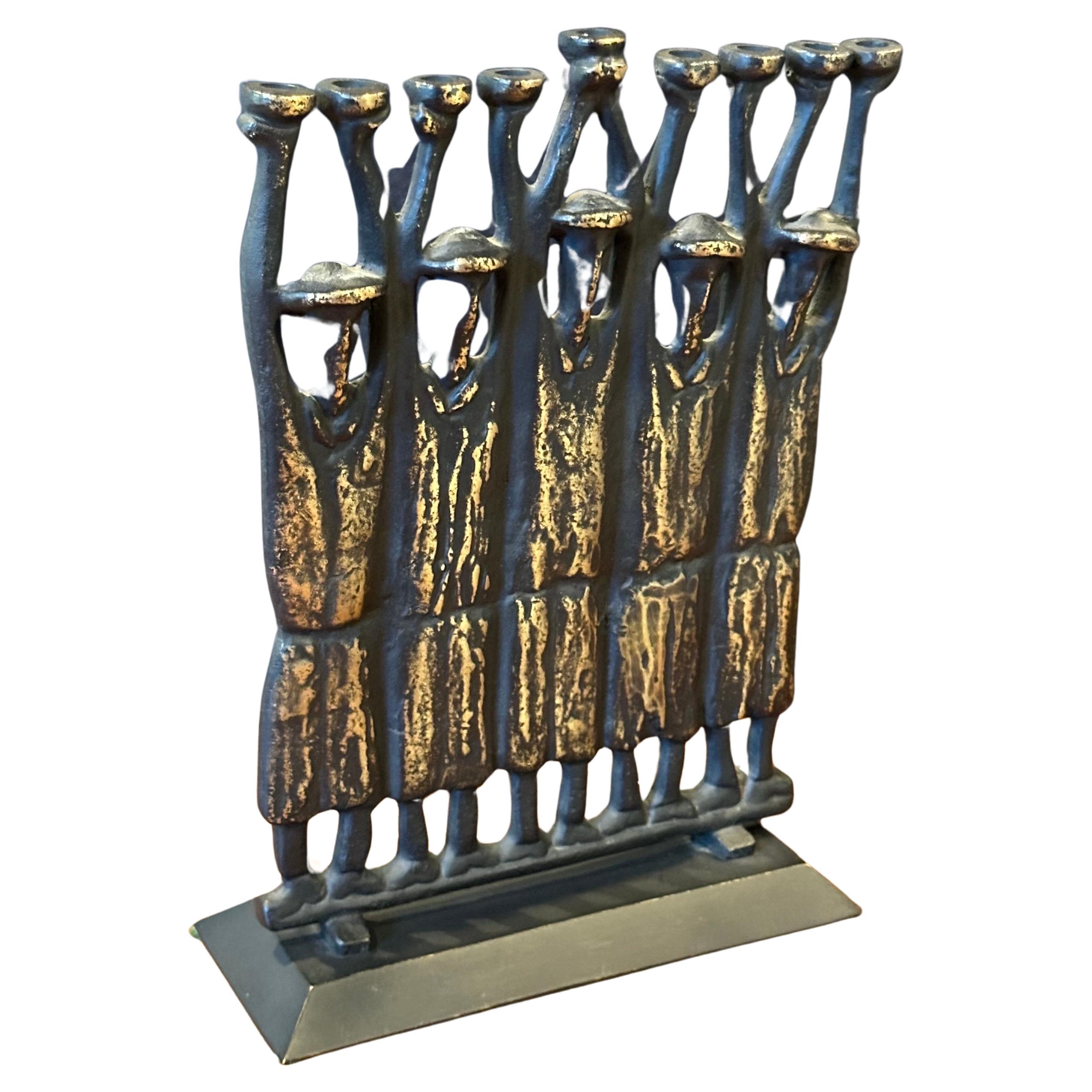 Menorah Figurativa Brutalista Rabí de Bronce de Ruth Bloch / Block en venta 10