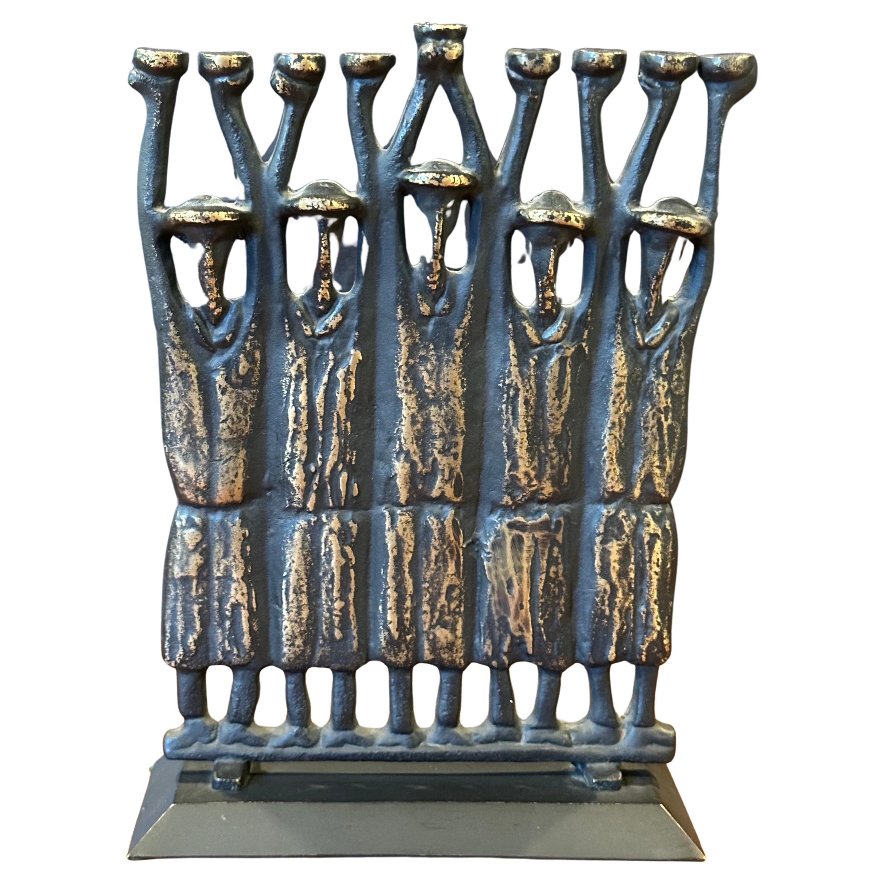 Menorah Figurativa Brutalista Rabí de Bronce de Ruth Bloch / Block Estadounidense en venta