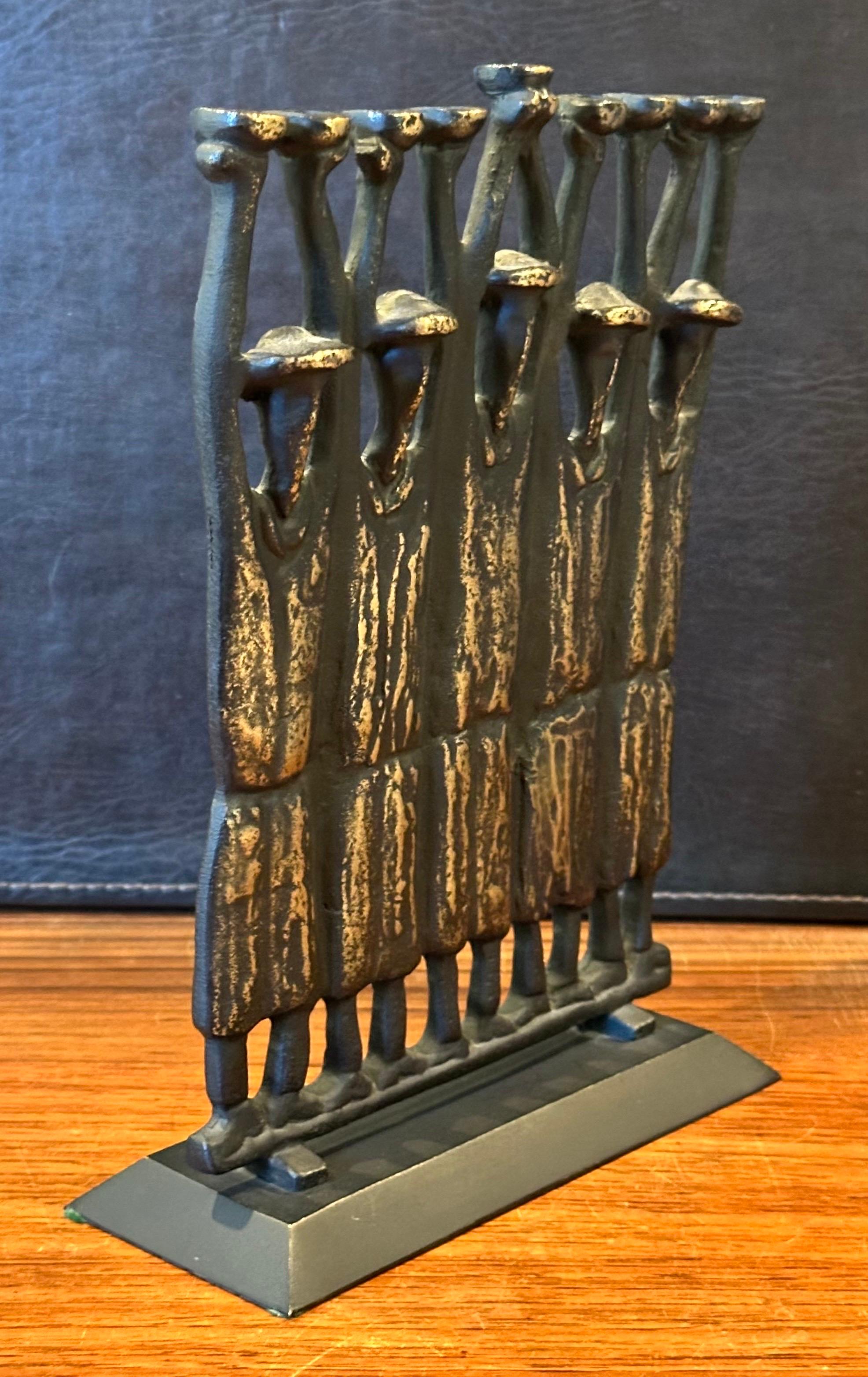 Menorah Figurativa Brutalista Rabí de Bronce de Ruth Bloch / Block siglo XX en venta