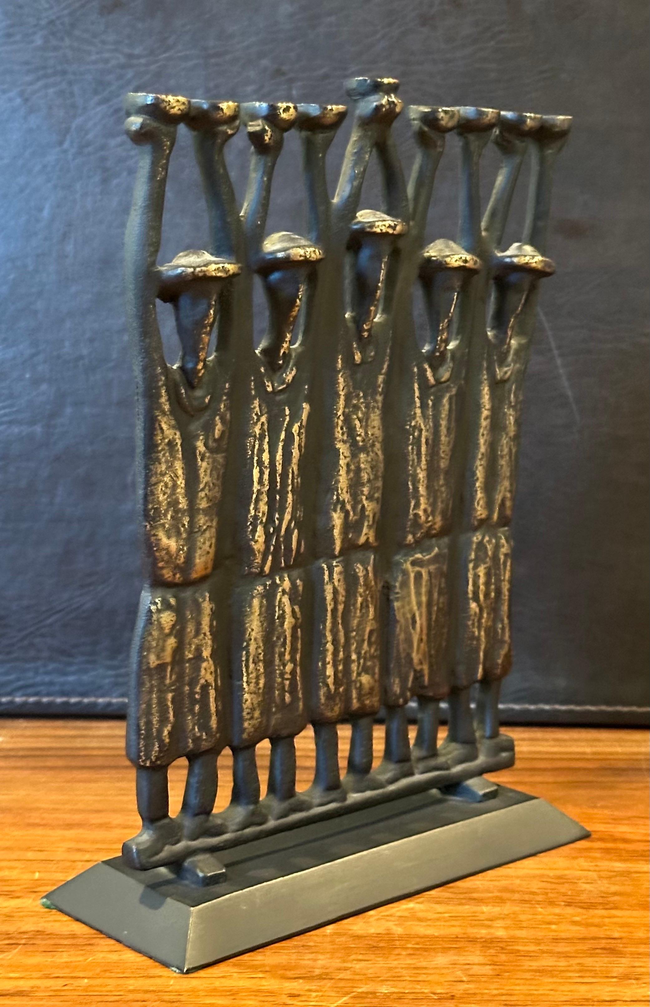 Menorah Figurativa Brutalista Rabí de Bronce de Ruth Bloch / Block en venta 1