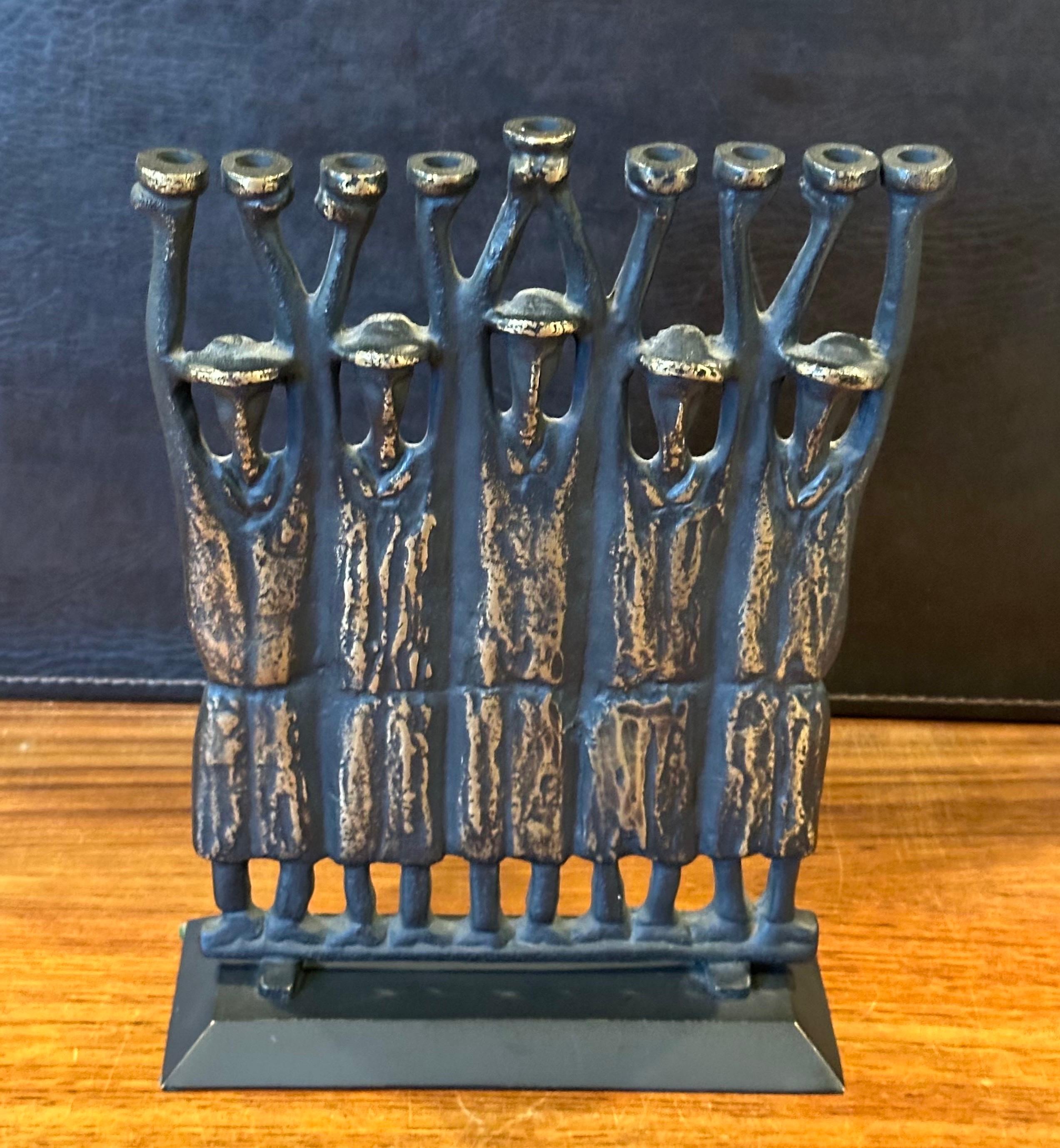Menorah Figurativa Brutalista Rabí de Bronce de Ruth Bloch / Block en venta 2