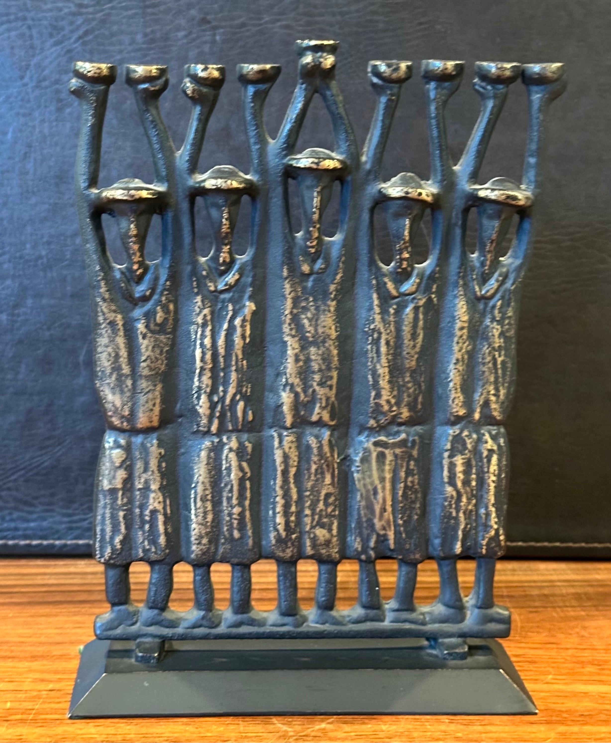 Menorah Figurativa Brutalista Rabí de Bronce de Ruth Bloch / Block en venta 3