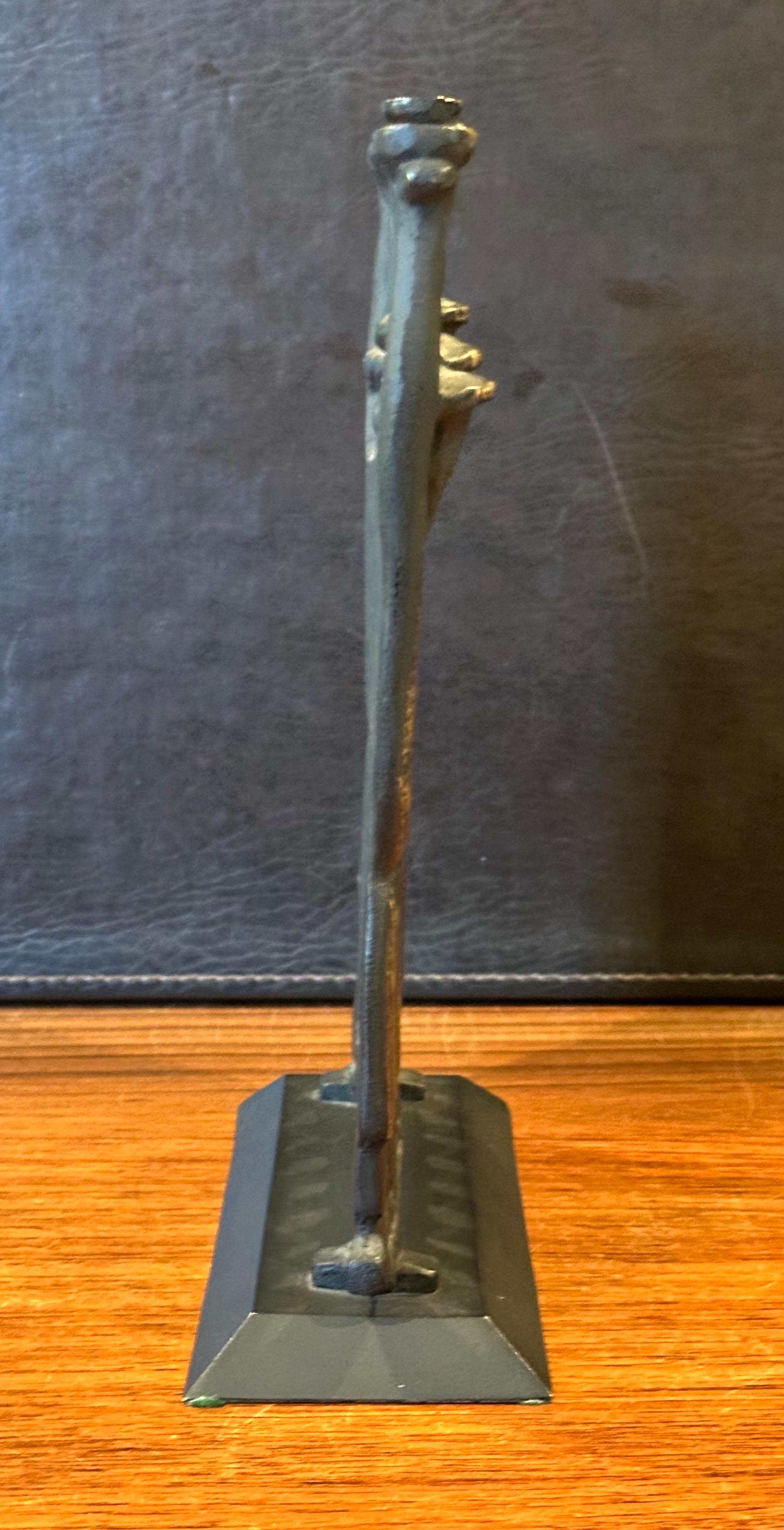 Menorah Figurativa Brutalista Rabí de Bronce de Ruth Bloch / Block en venta 4