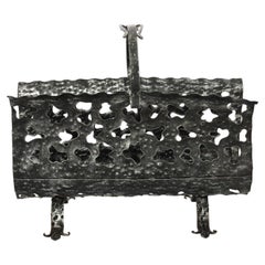 Porte-bûches de cheminée de style brutaliste, porte-revues en fer argenté, perforé, 1950