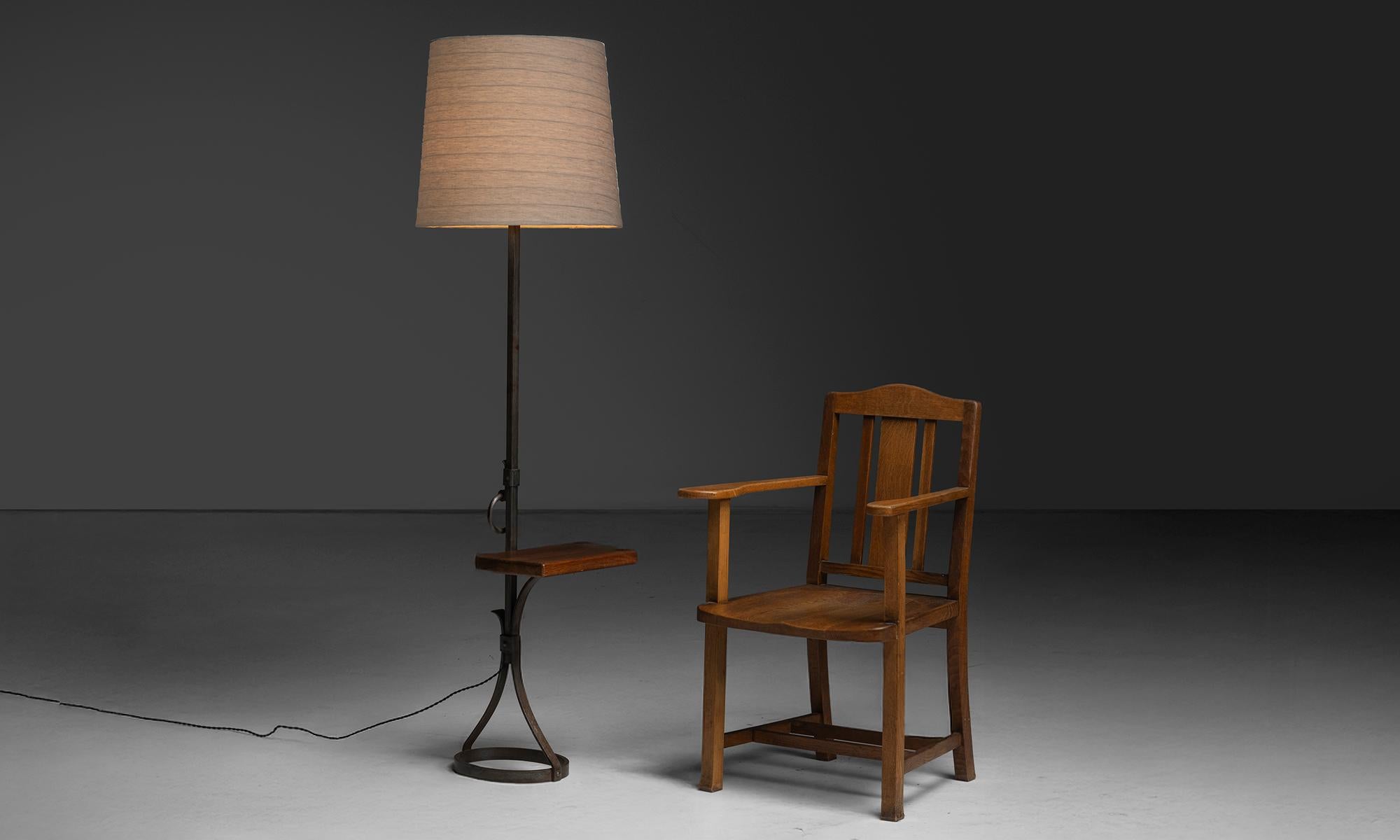 Frankreich, 1960
Eisensockel und Ständer mit Holztisch, von Jean Pierre Ryckaert.
19 