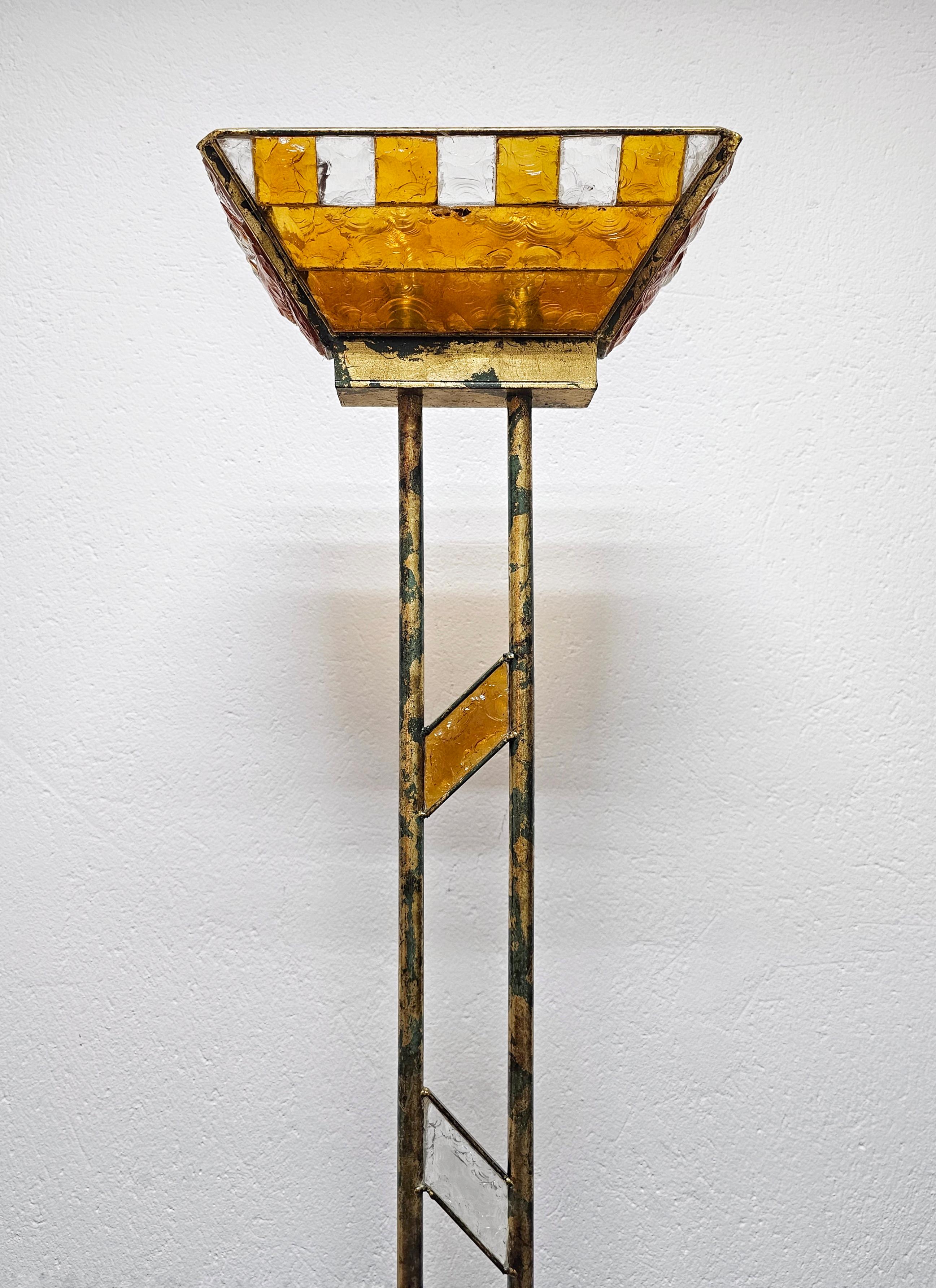 Lámpara de pie Brutalista de Longobard, realizada en vidrio martillado y hierro dorado Cristal de Murano en venta