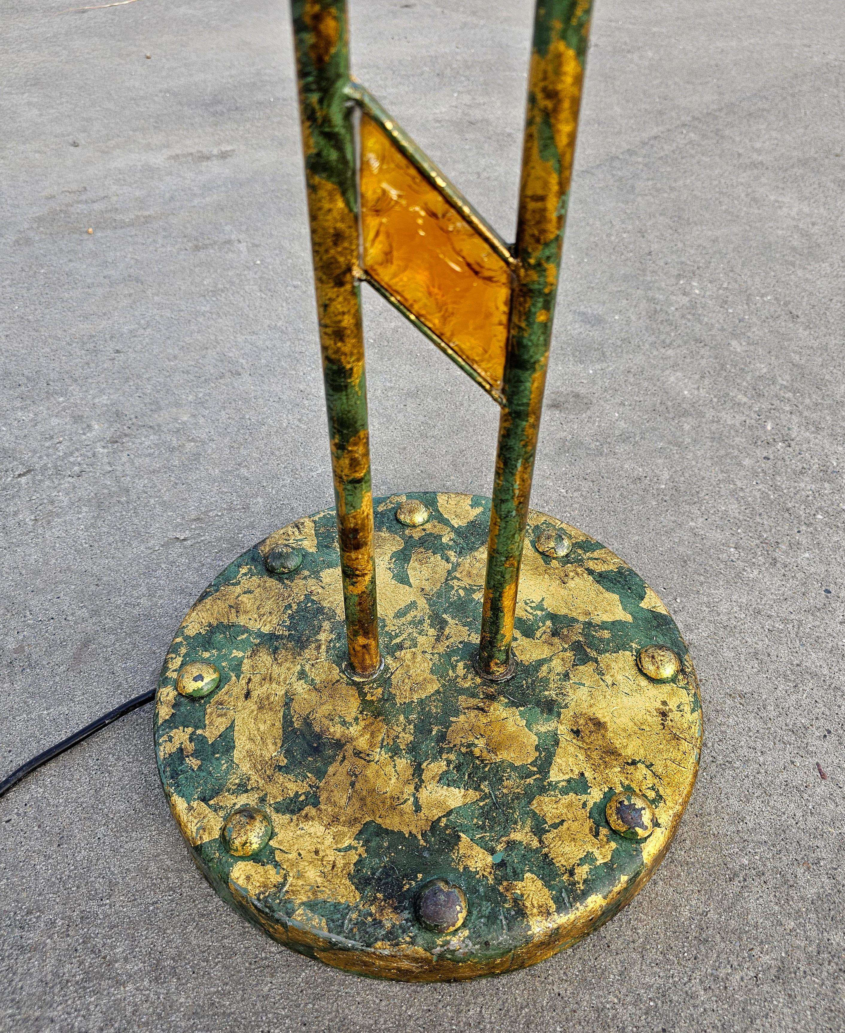 Lámpara de pie Brutalista de Longobard, realizada en vidrio martillado y hierro dorado en venta 1