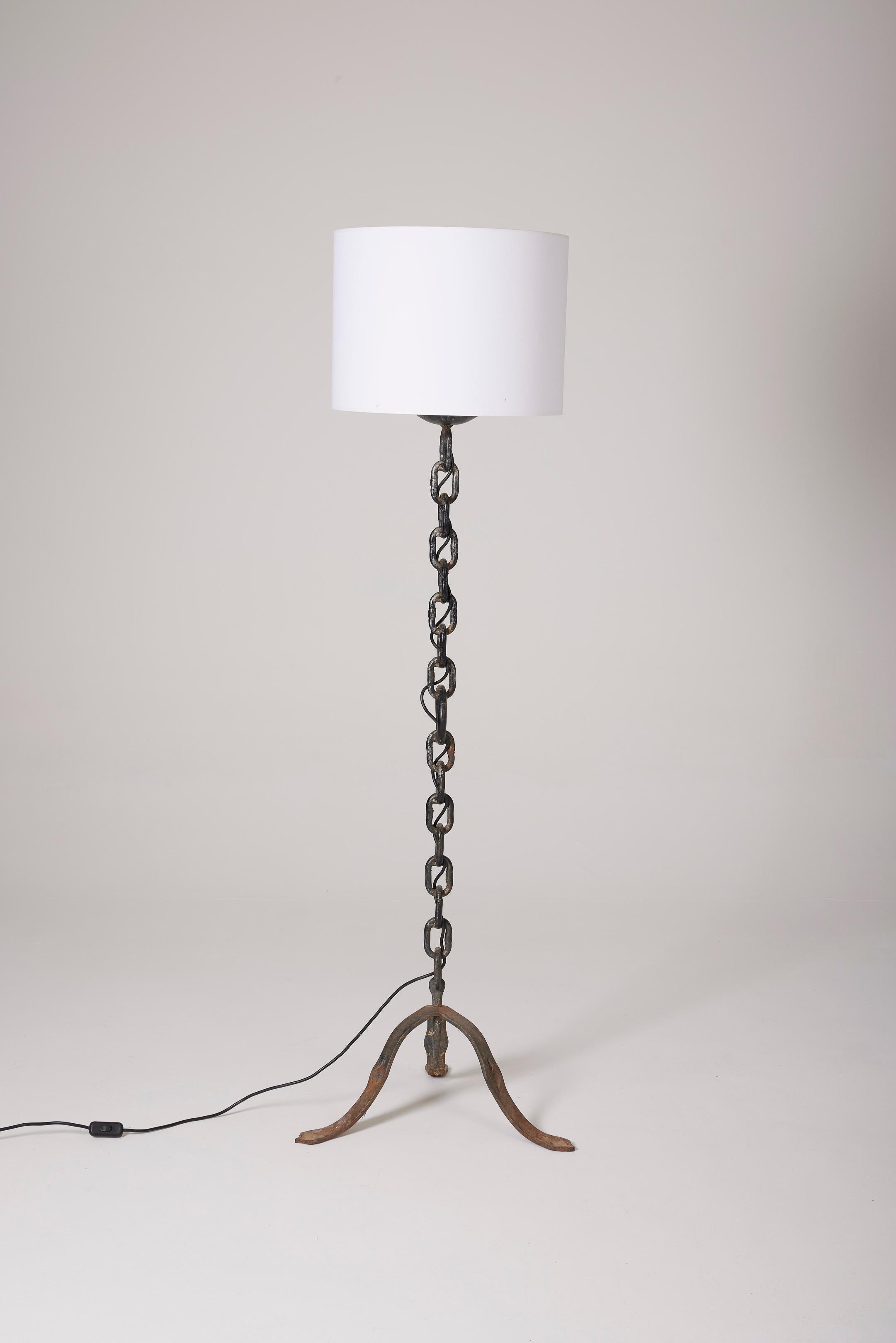 Quadrapod chain floor lamp in wrought iron in the style of Jean Touret (1916-2004) from the 1950s. Good condition.
LP1210