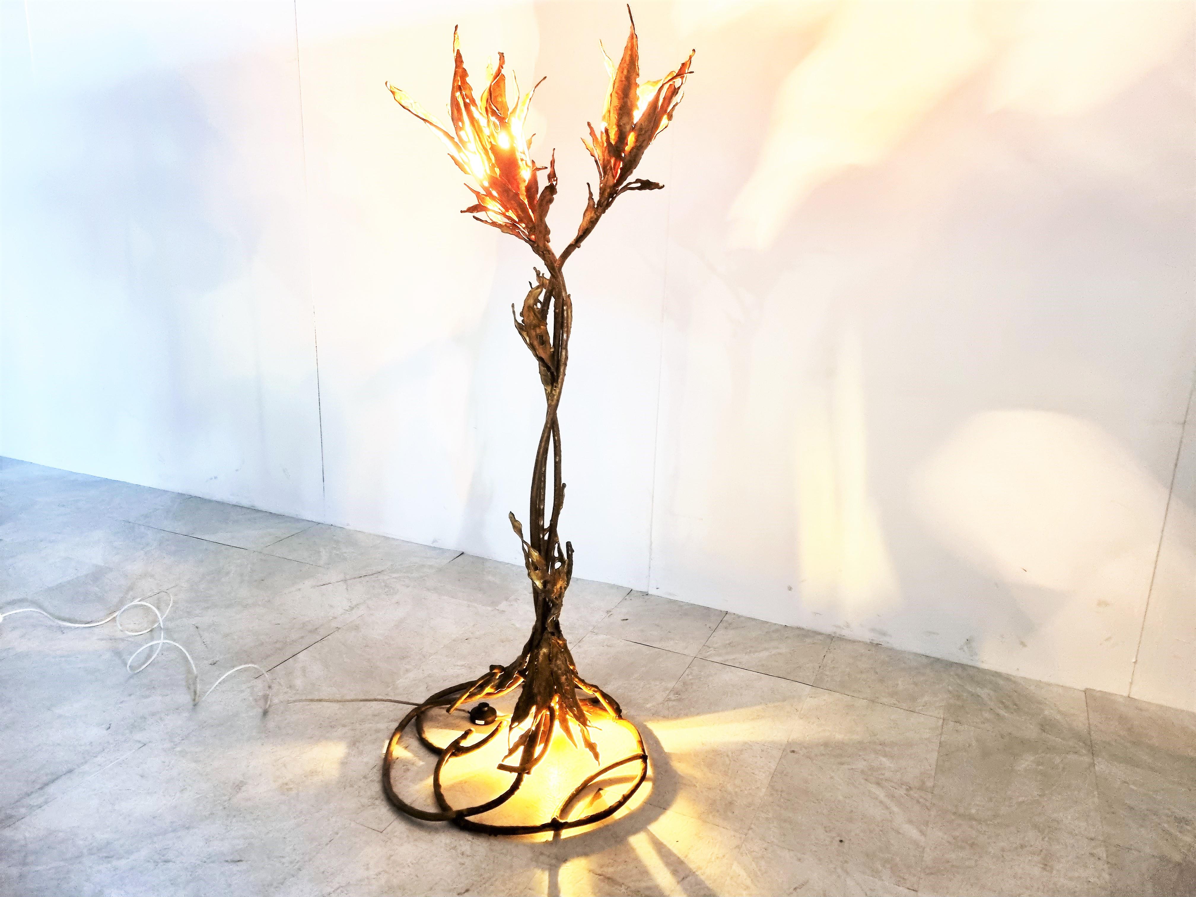 Stunning torch cut and hand made floor lamp signed by Paul Moerenhout.

He was a midcentury artist and designer and manufactured brass/bronze table lamps ,mostly natural designs, in a beautiful way.

This sculptural lamp is no exception and has