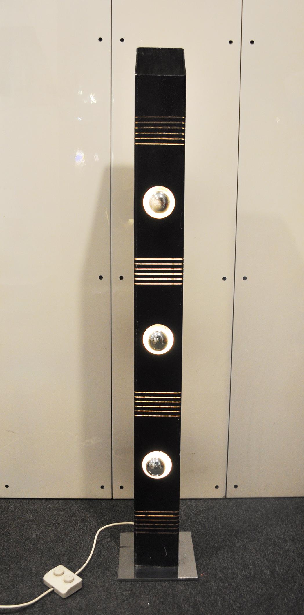 Brutalist floor lamp with three iron lights.
Manufacturer Tronconi,
1970s