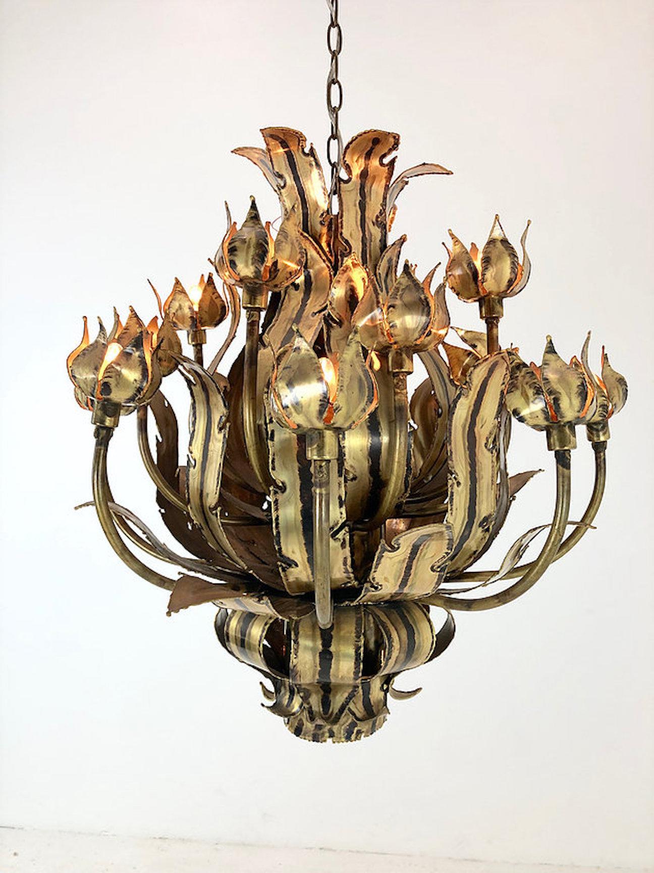 Brutalist flower bud torch cut chandelier by Tom Greene. In good vintage condition with a couple of areas that need touchup welding.

Dimensions: 26 diameter x 29