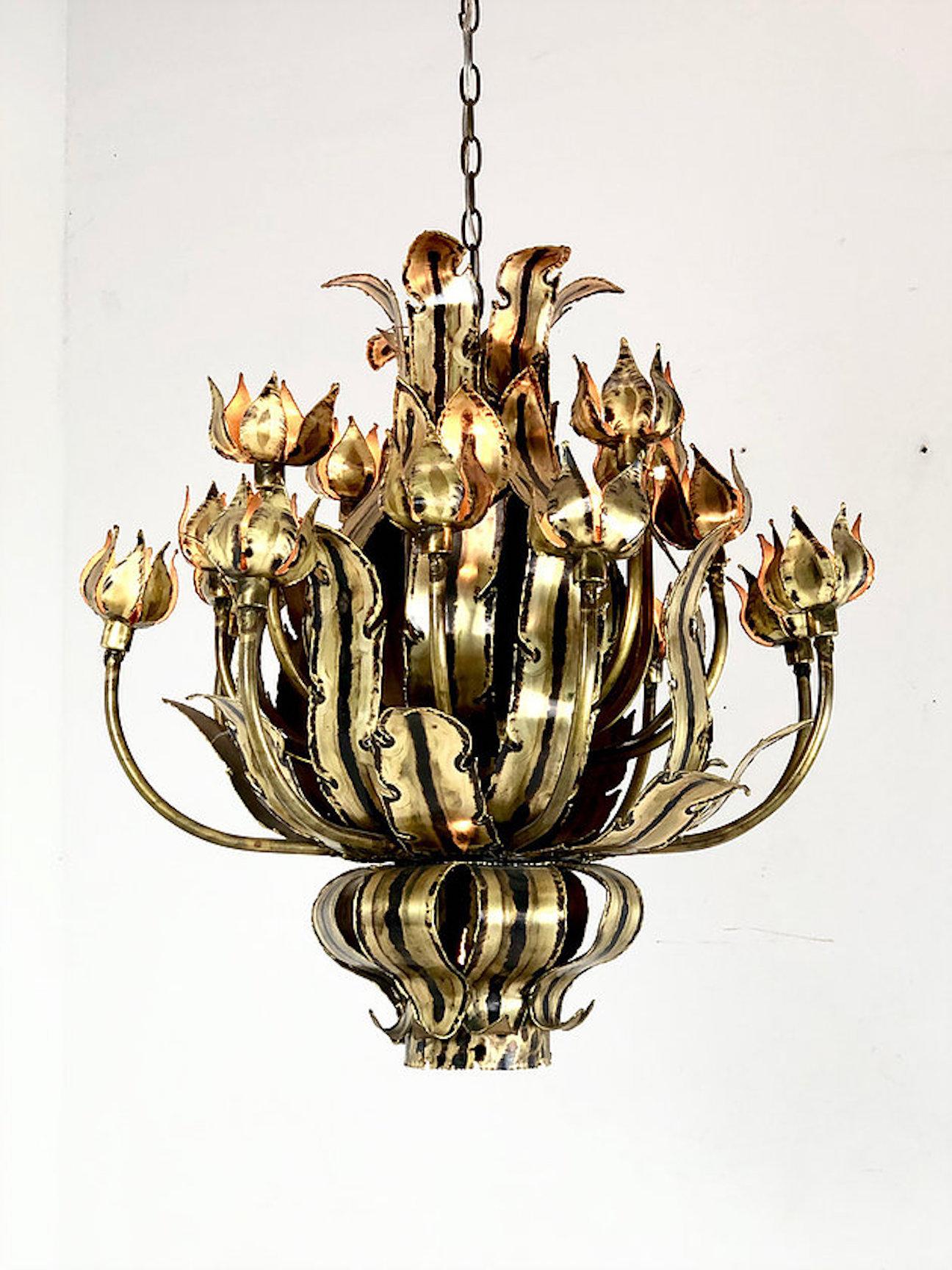 Brutalistischer Kronleuchter mit Blumenknospen im Torch Cut-Schliff von Tom Greene (Moderne der Mitte des Jahrhunderts)