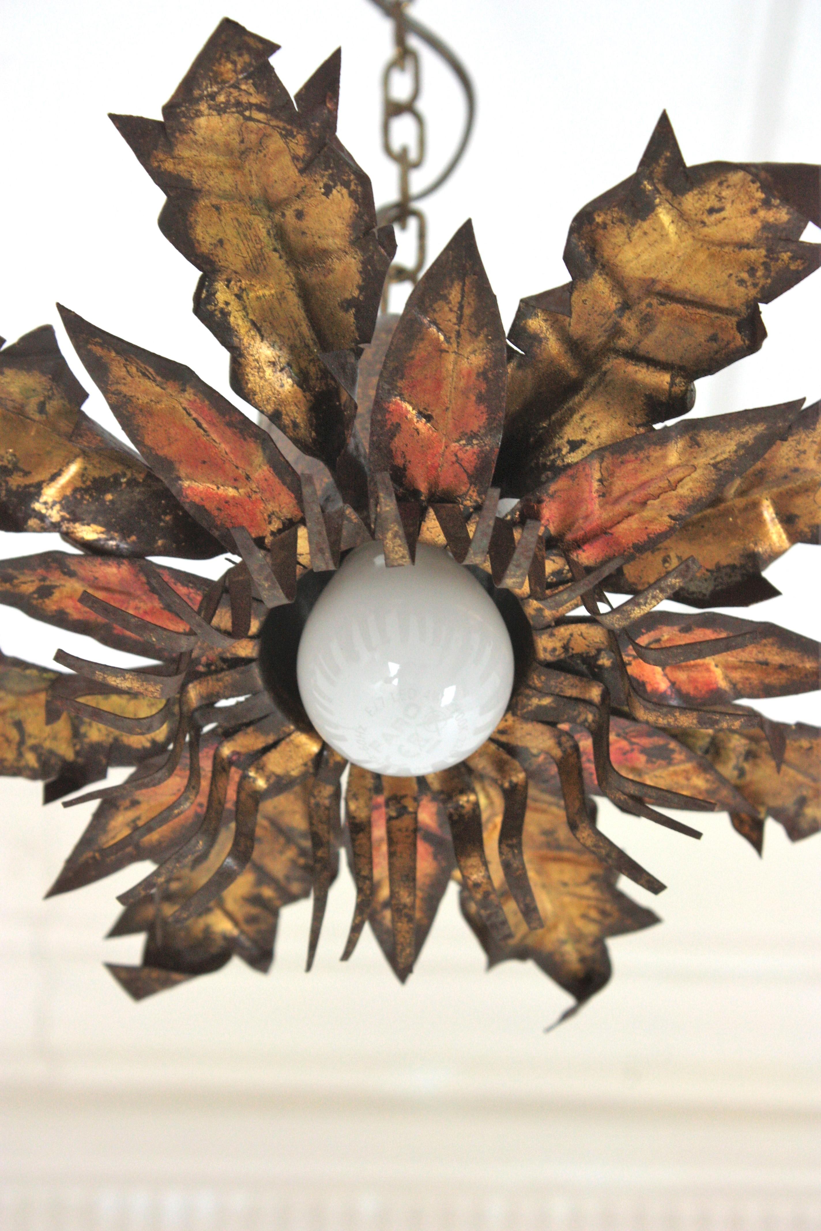 Lámpara de techo / colgante Brutalista Flower Sunburst de hierro dorado, años 50 en venta 5