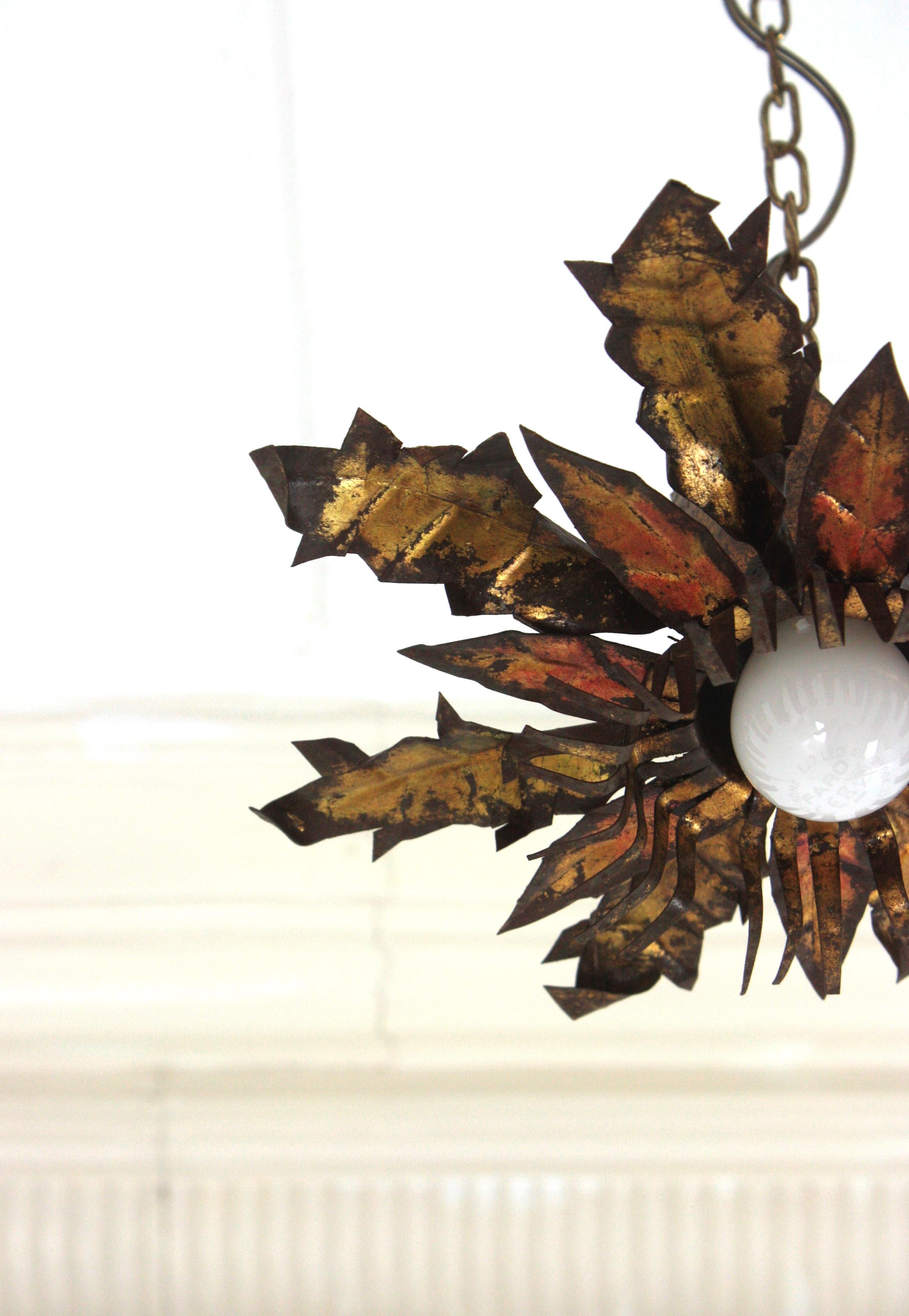 Lámpara de techo / colgante Brutalista Flower Sunburst de hierro dorado, años 50 en venta 6