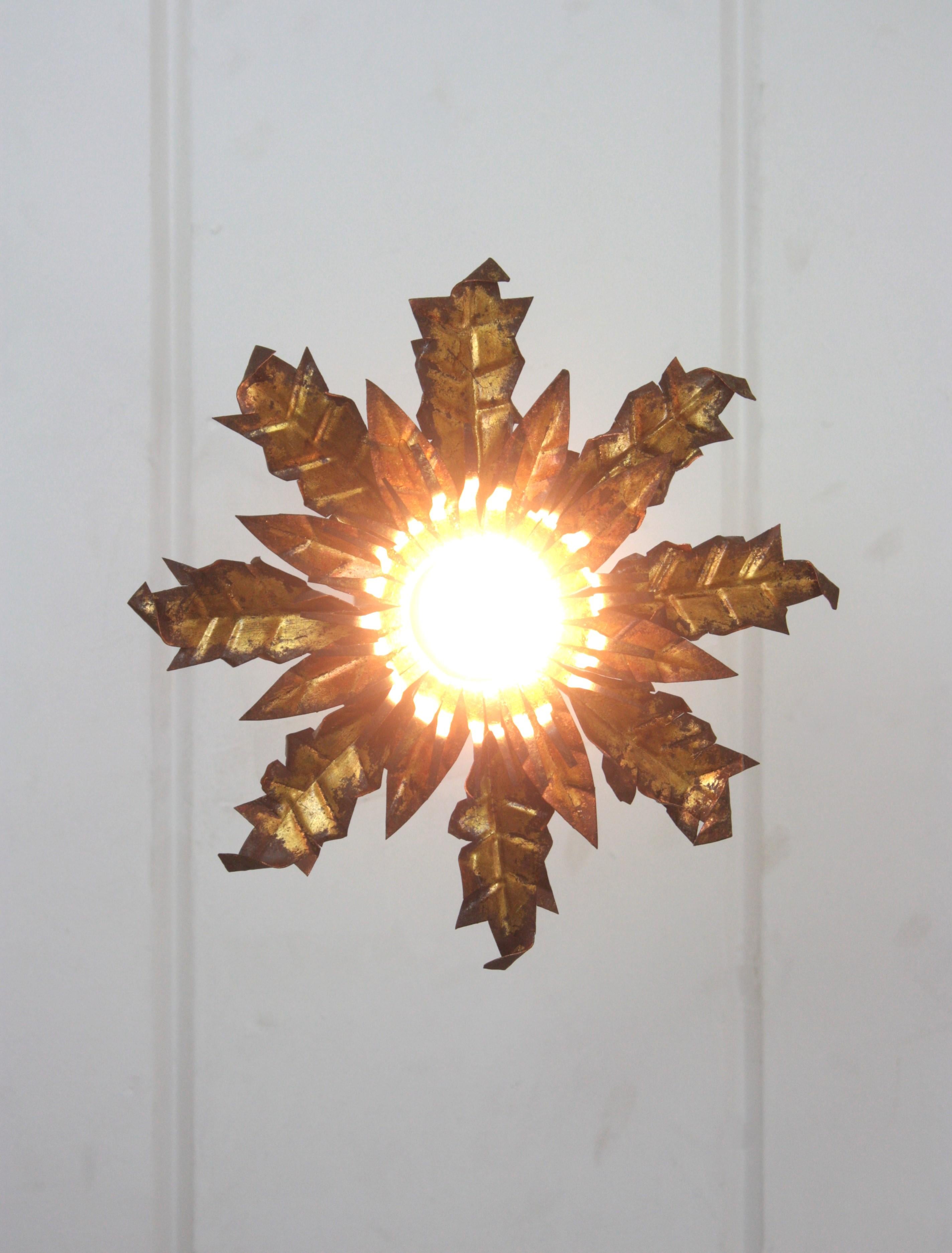 Lámpara de techo / colgante Brutalista Flower Sunburst de hierro dorado, años 50 en venta 11