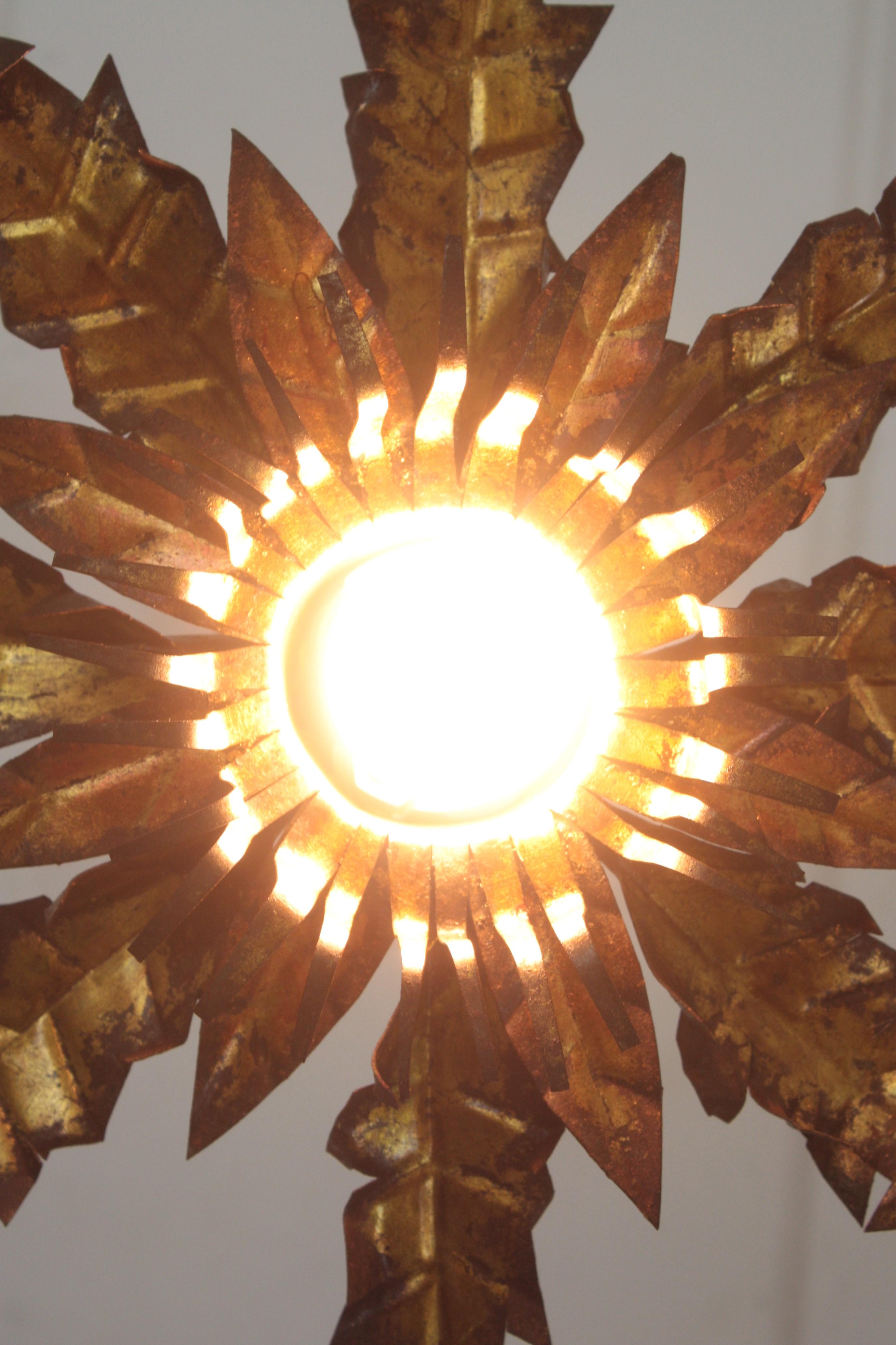 Lámpara de techo / colgante Brutalista Flower Sunburst de hierro dorado, años 50 en venta 12