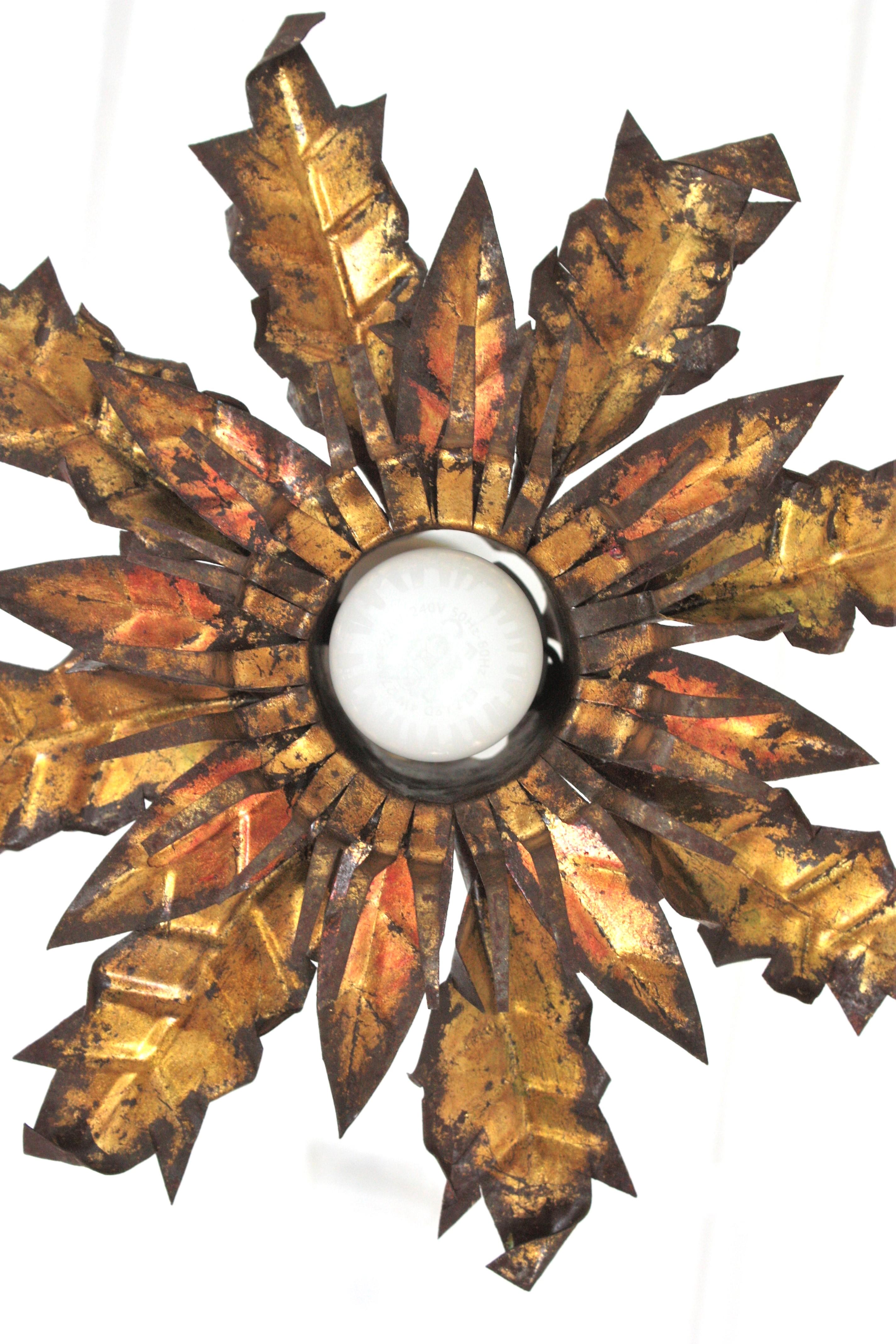 Lámpara de techo / colgante Brutalista Flower Sunburst de hierro dorado, años 50 Español en venta