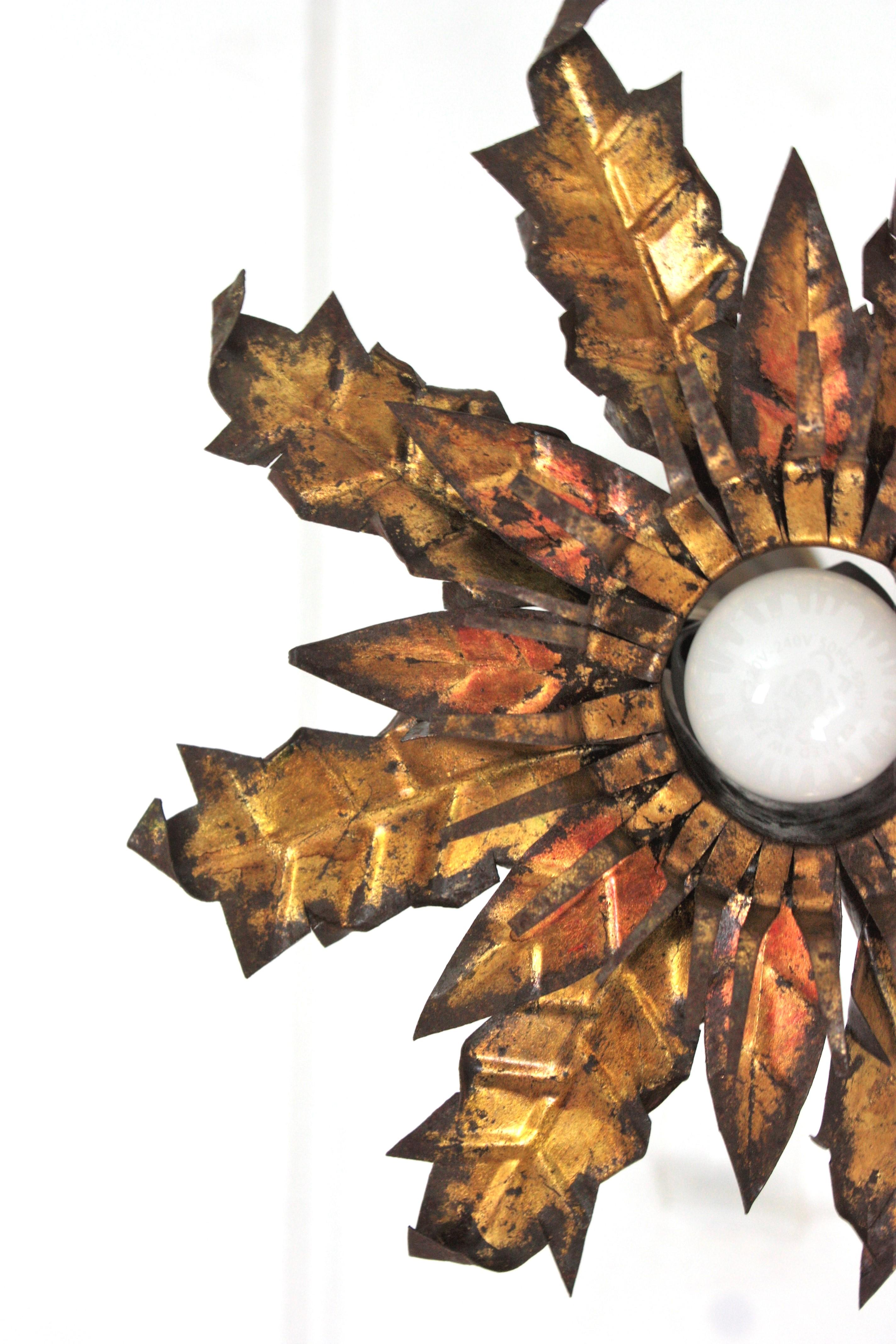Lámpara de techo / colgante Brutalista Flower Sunburst de hierro dorado, años 50 Dorado en venta