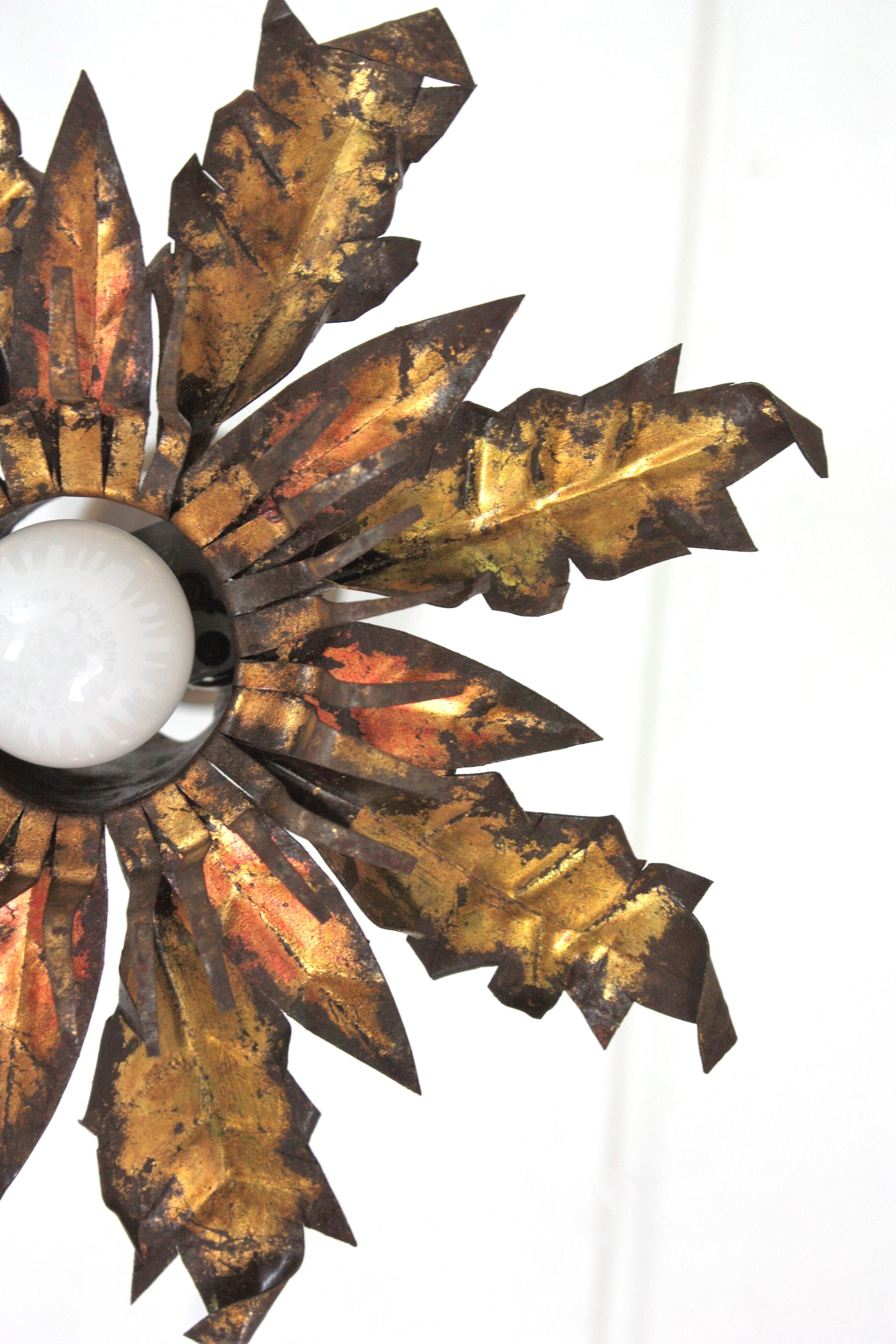 Lámpara de techo / colgante Brutalista Flower Sunburst de hierro dorado, años 50 en Bueno estado para la venta en Barcelona, ES