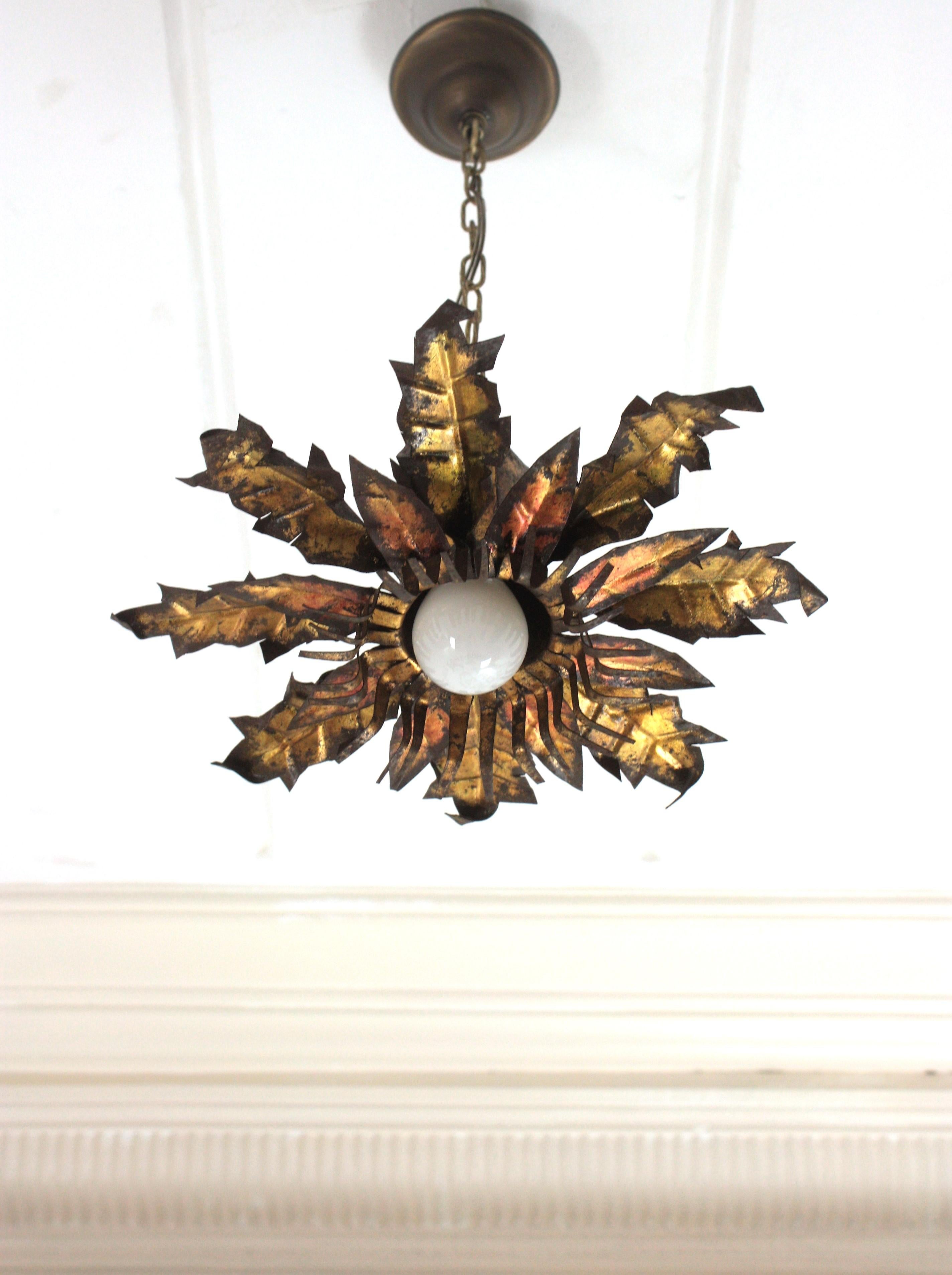 Lámpara de techo / colgante Brutalista Flower Sunburst de hierro dorado, años 50 Metal en venta