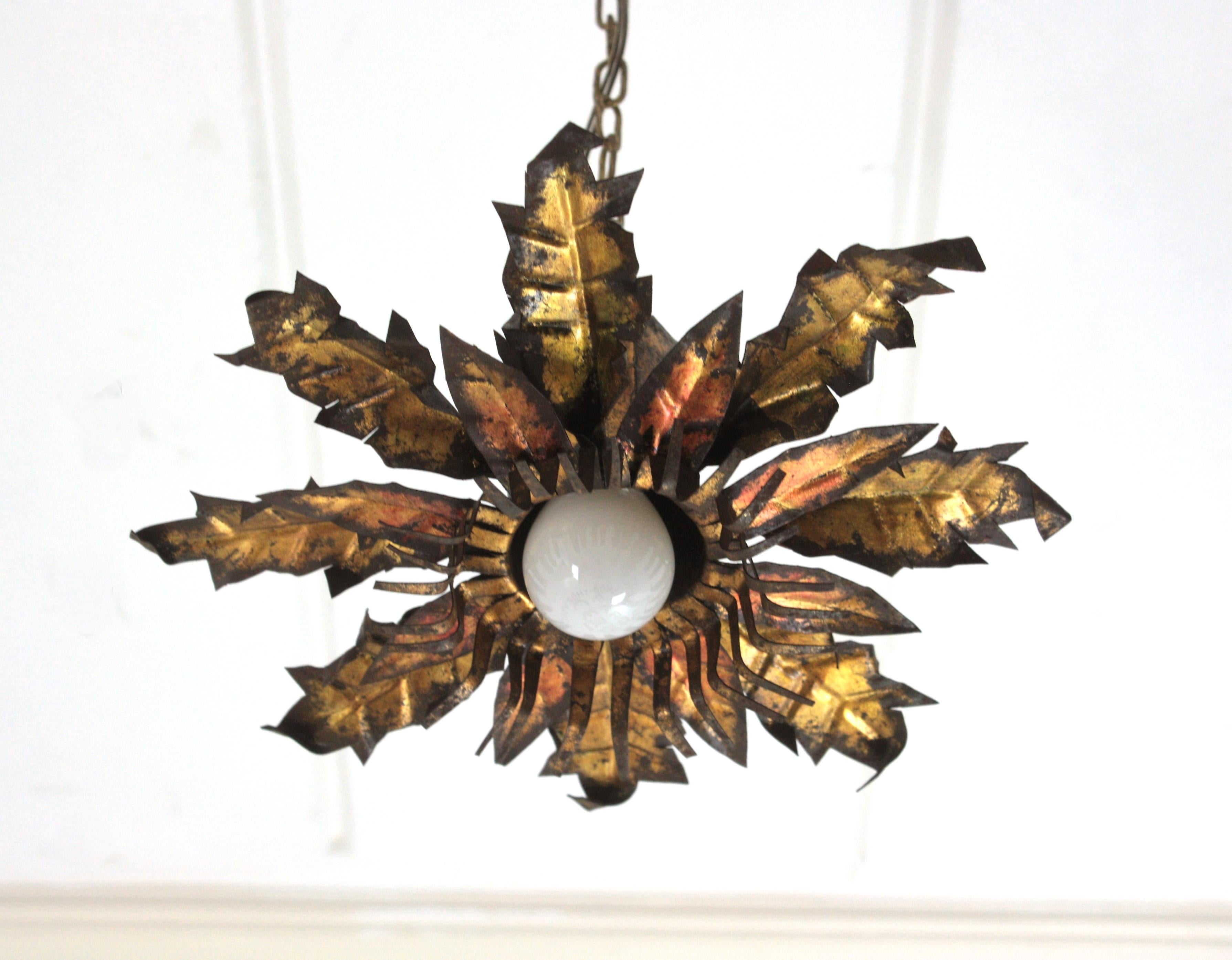Lámpara de techo / colgante Brutalista Flower Sunburst de hierro dorado, años 50 en venta 1