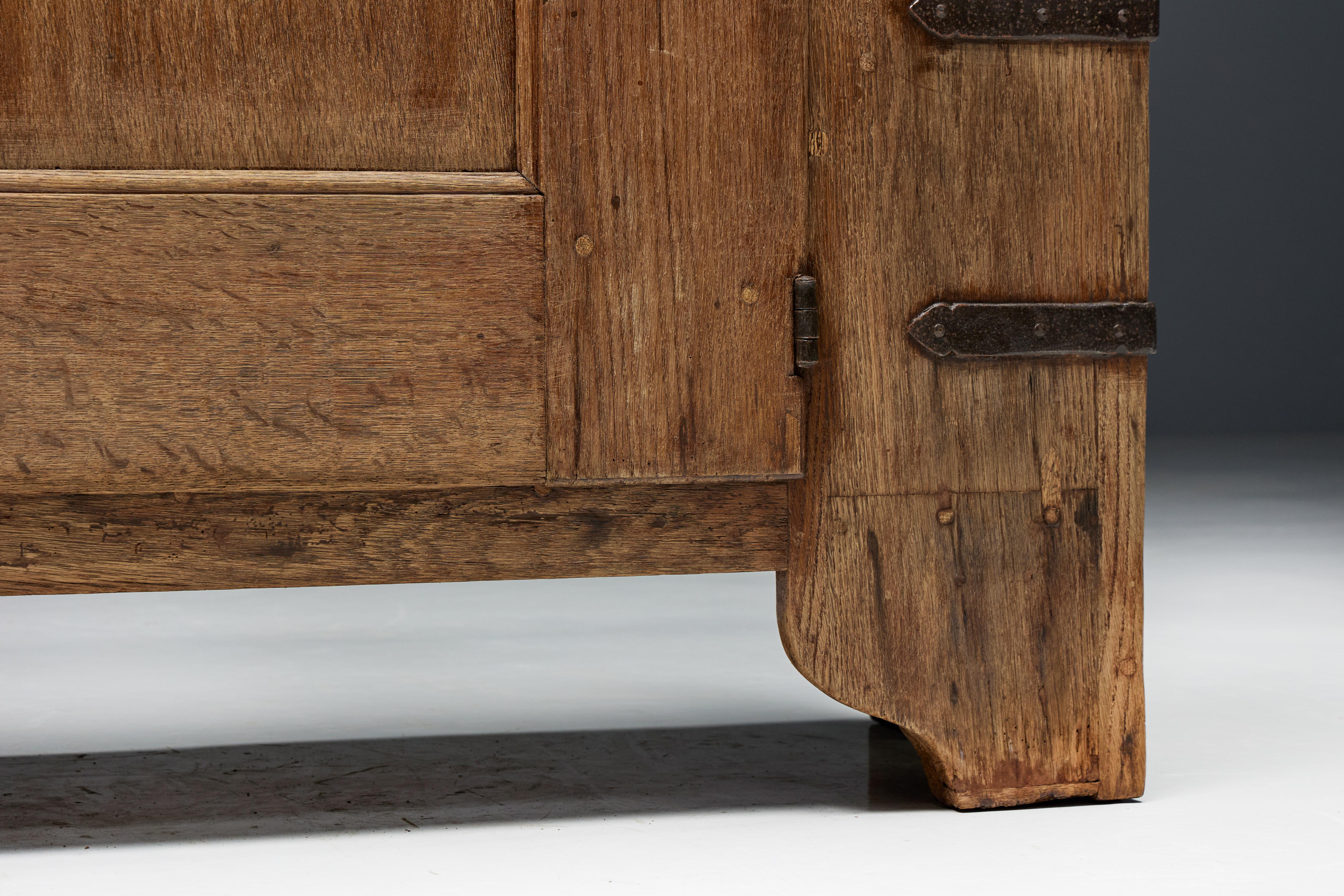 Brutalist Folk Art Cabinet, Spain, 18th Century In Excellent Condition In Antwerp, BE