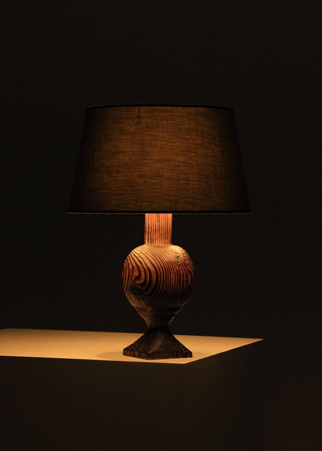 Brutalist folk art table lamp in burnt wood French popular art In Good Condition For Sale In Lyon, FR