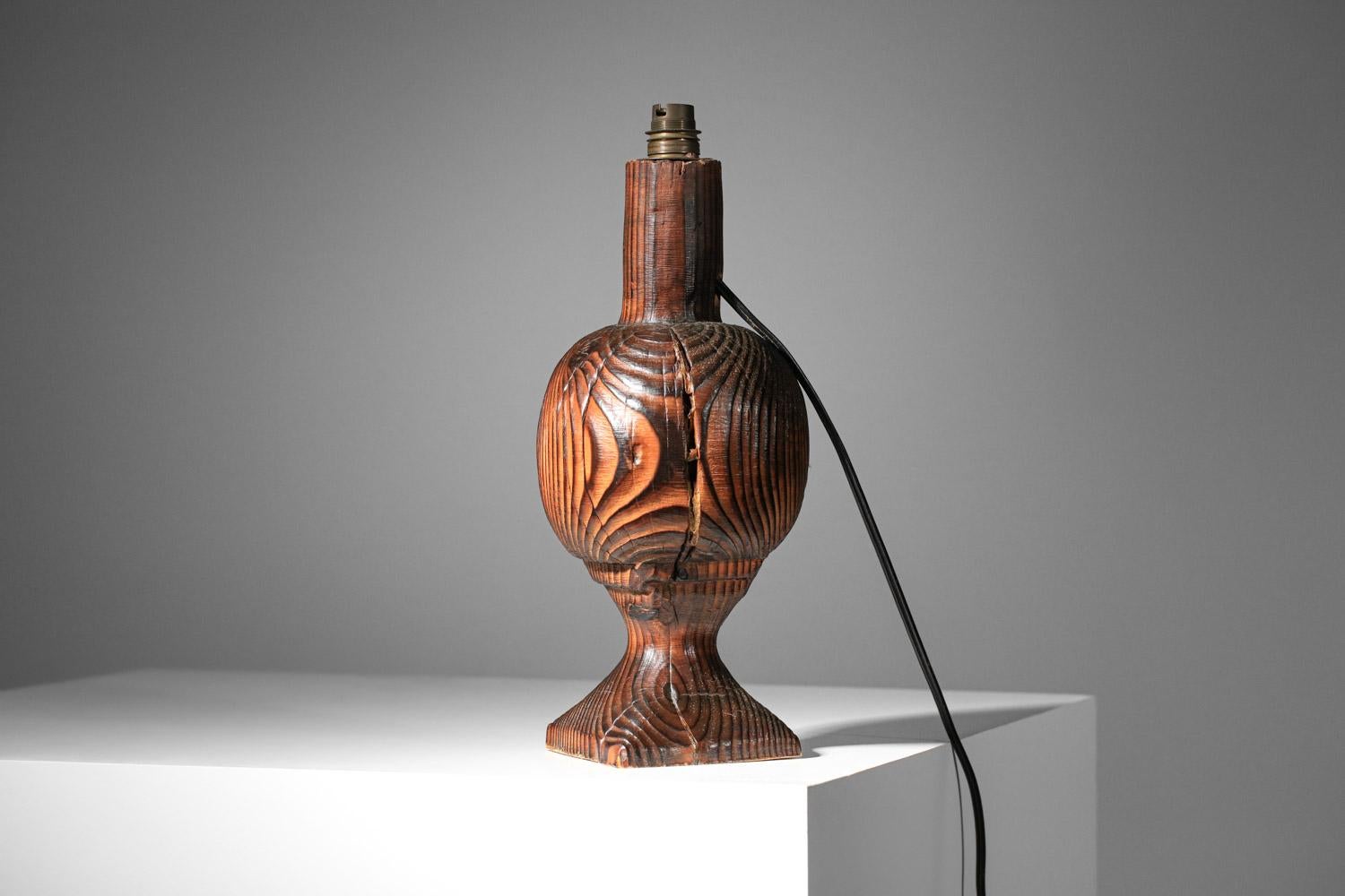 Wood Brutalist folk art table lamp in burnt wood French popular art For Sale