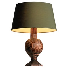 Lampe de table d
art populaire français brutaliste en bois brûlé