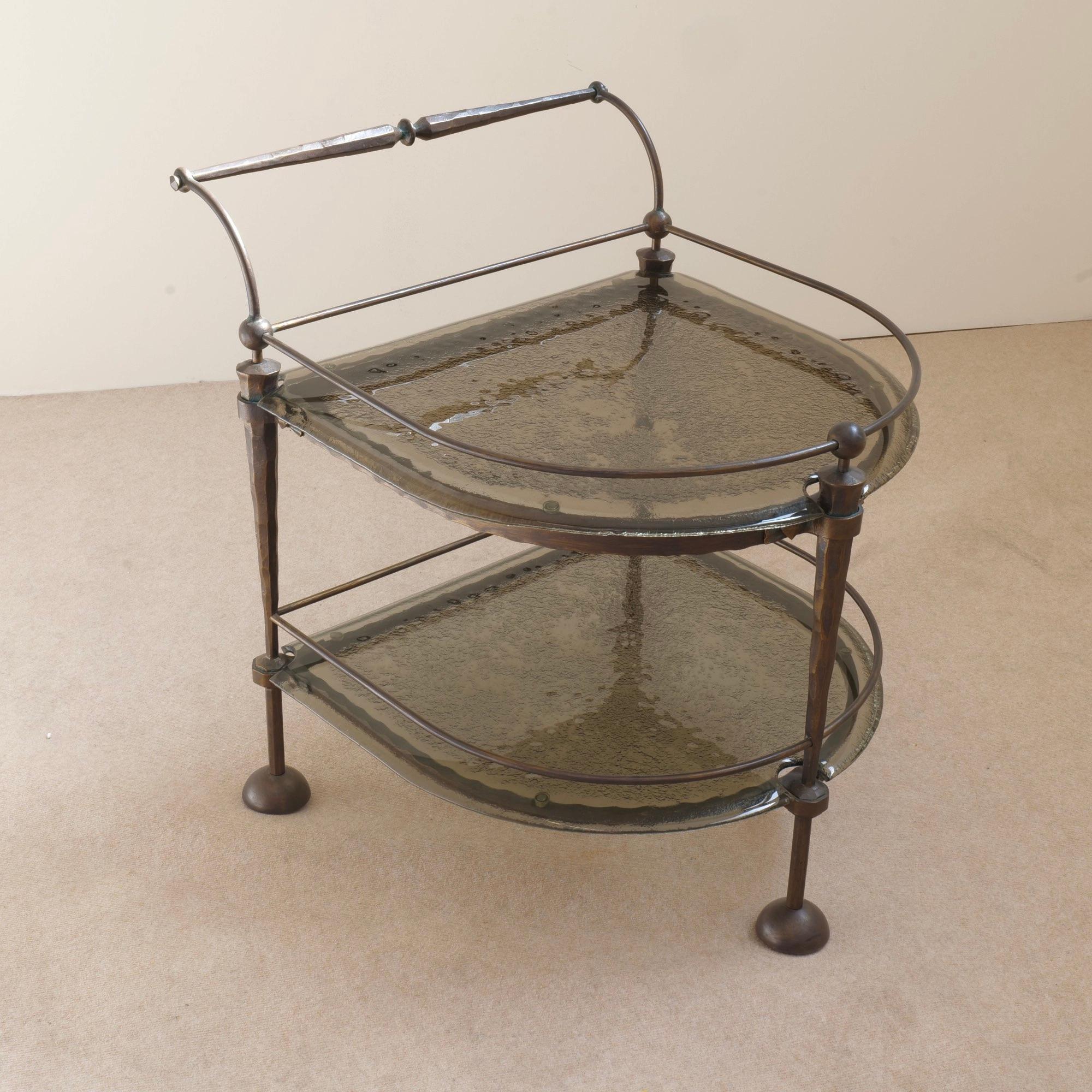 - rare chariot de bar ou table d'appoint
- une qualité et une impression exceptionnelles
- forgé &  fer patiné
- Espace de 35 cm entre la première plaque de verre et la précédente.
- un accroche-regard garanti pour un intérieur