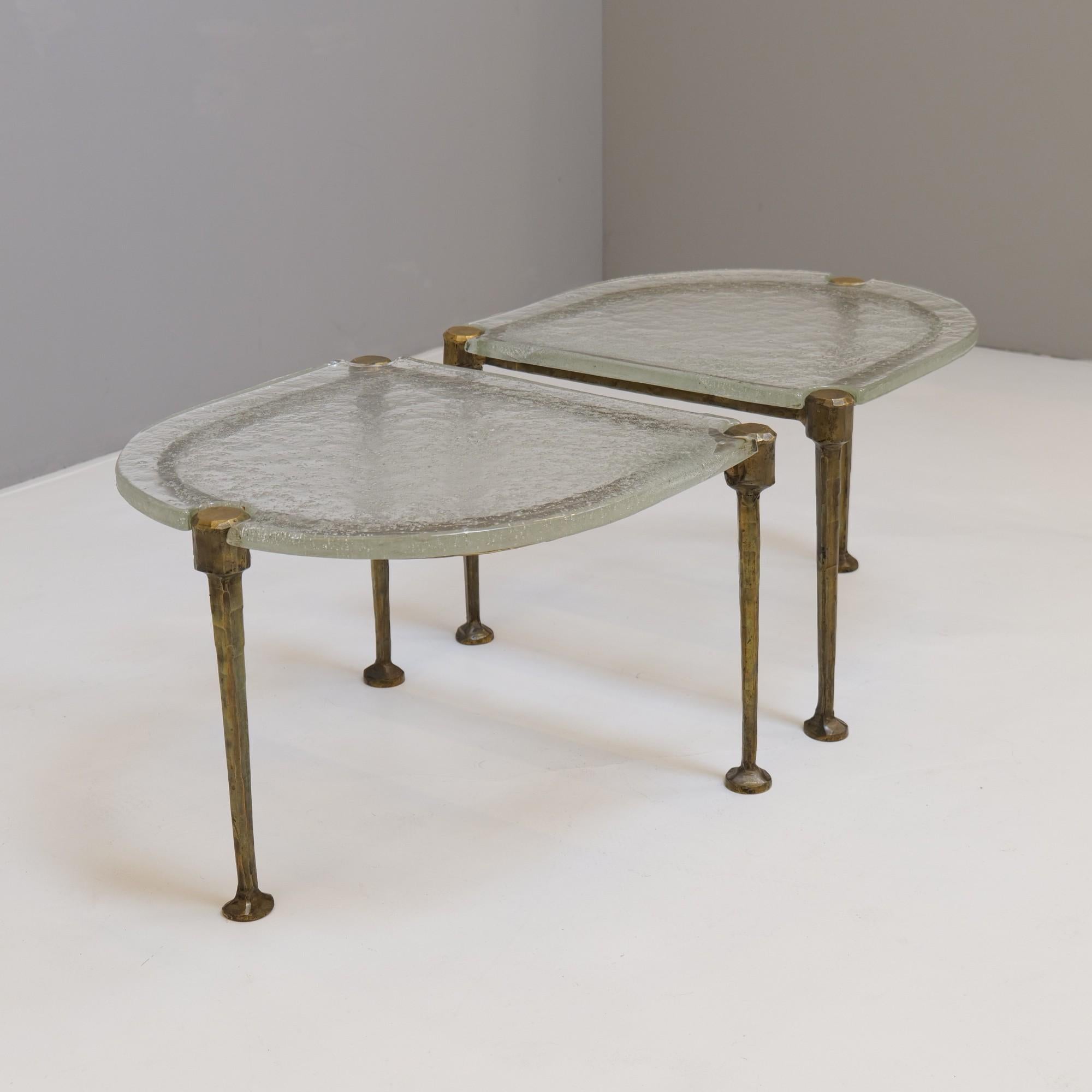- authentische brutalistische Tische aus der Zeit der 1980er Jahre
- echte geschmiedete Bronze 
- 3 cm dickes Gussglas
- handgefertigtes Kunstwerk

