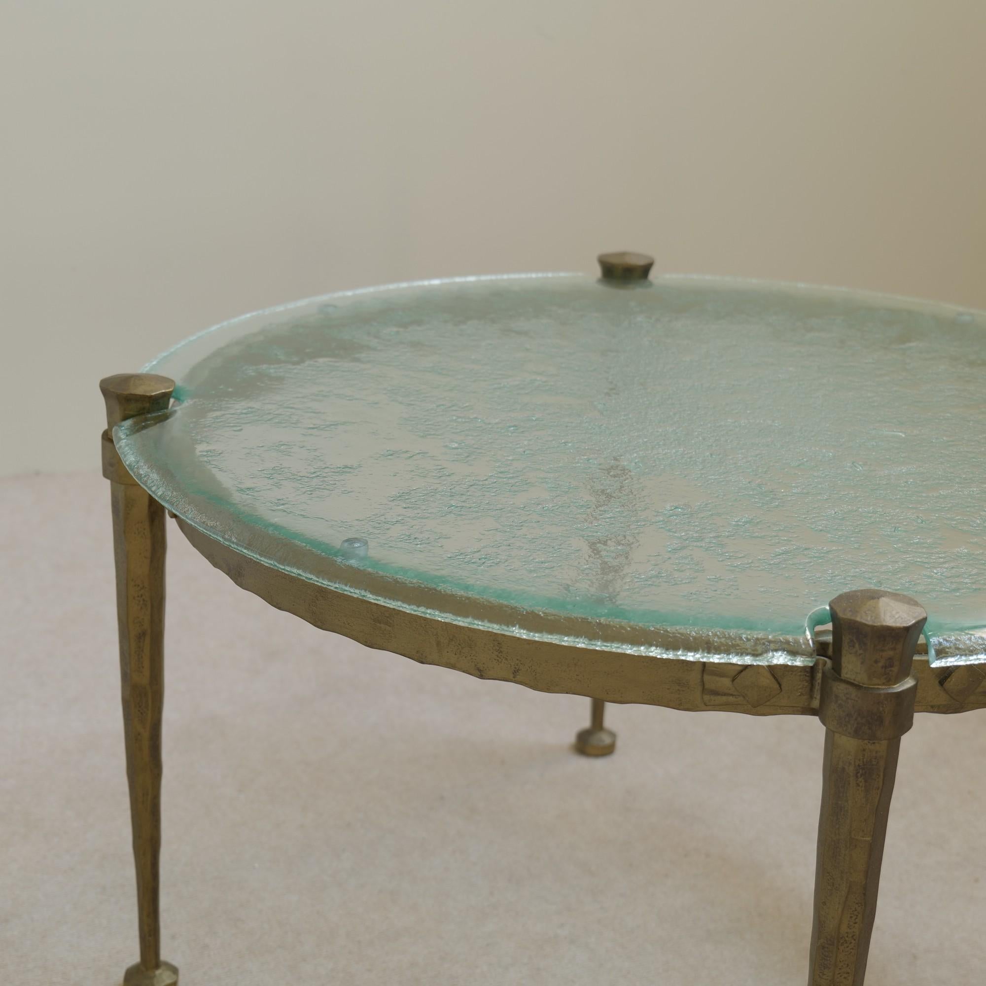 mesa de centro brutalista de forja con cristal aguamarina al estilo de Lothar Klute Brutalista en venta