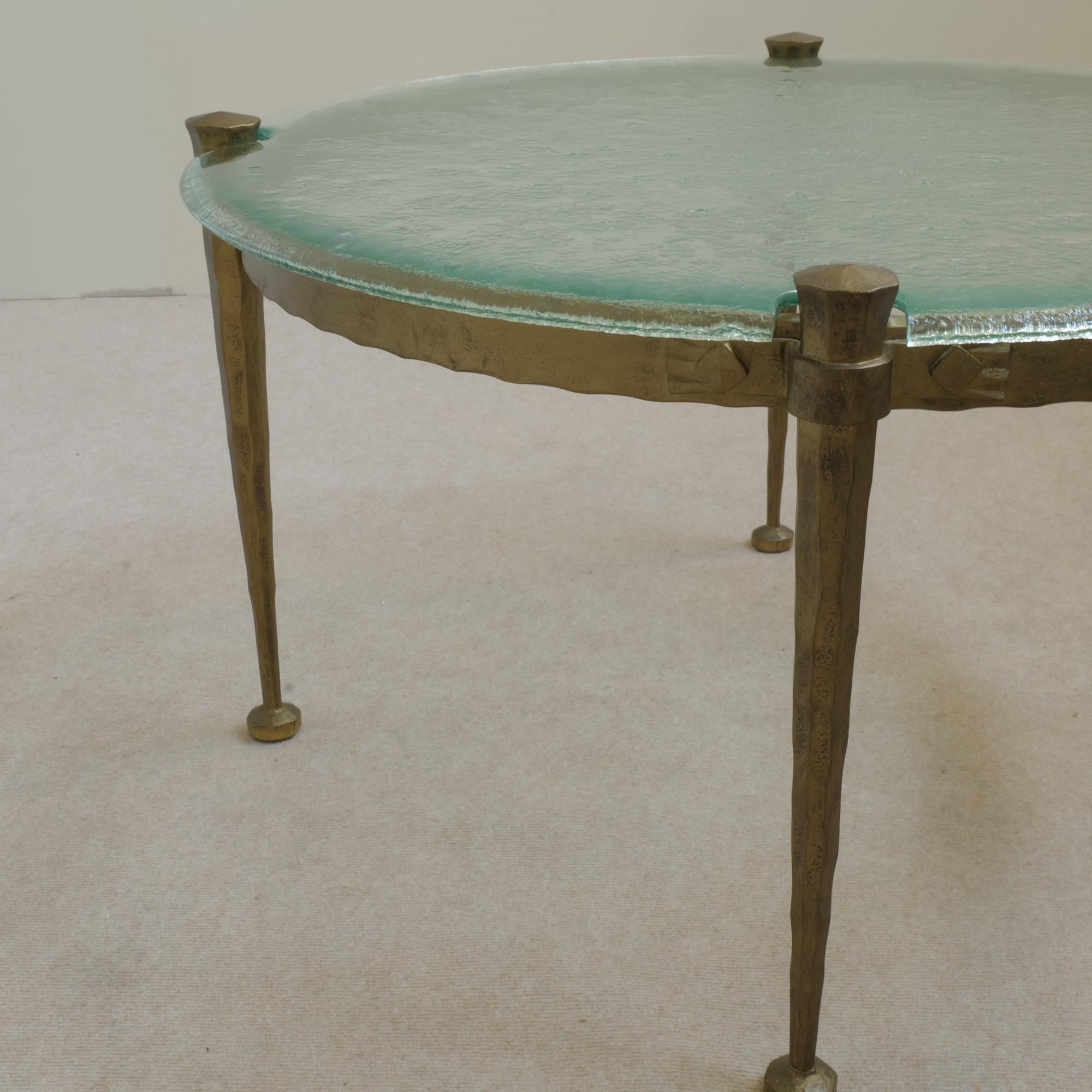 mesa de centro brutalista de forja con cristal aguamarina al estilo de Lothar Klute Vaciado en venta