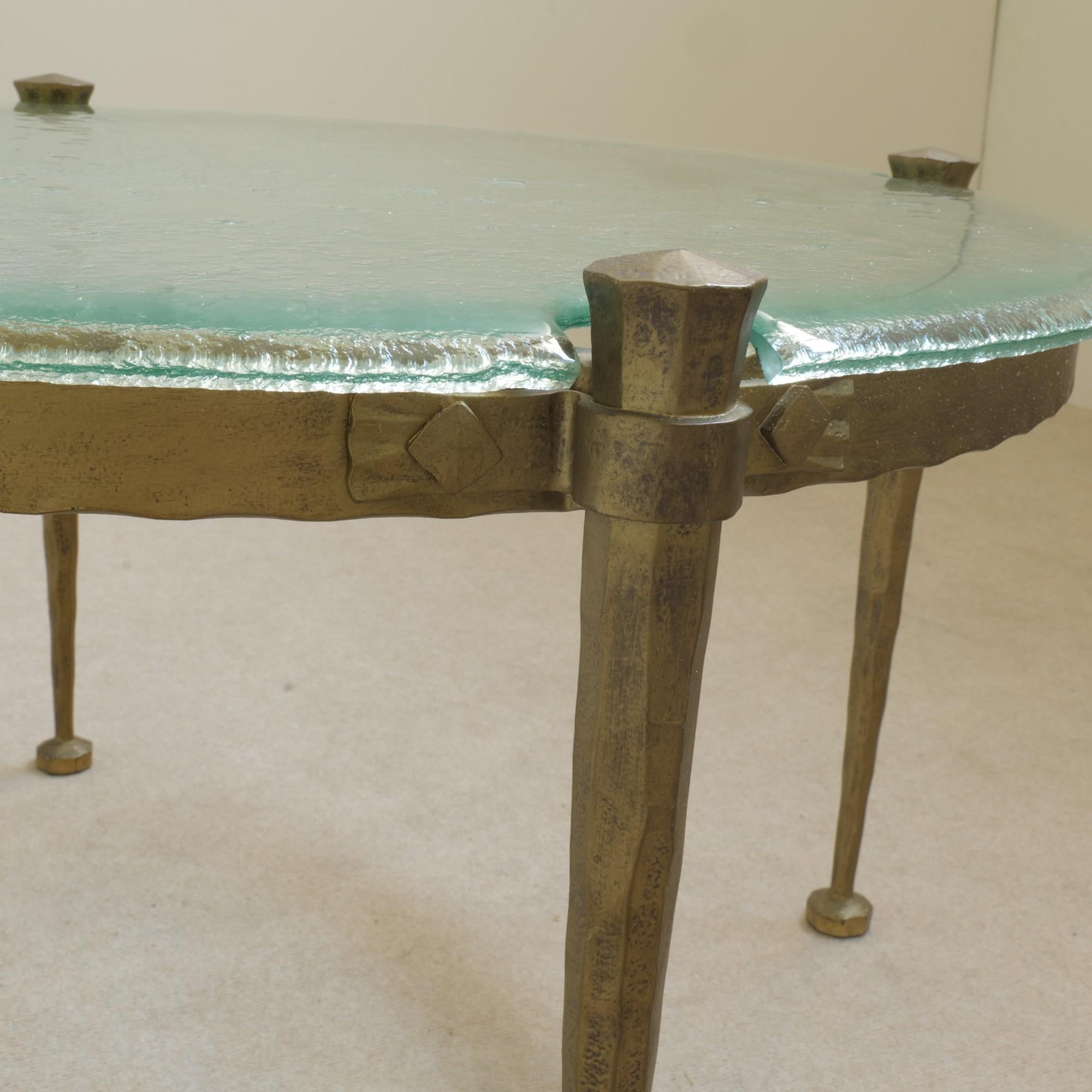 mesa de centro brutalista de forja con cristal aguamarina al estilo de Lothar Klute en Excelente estado para la venta en Saarbrücken, DE