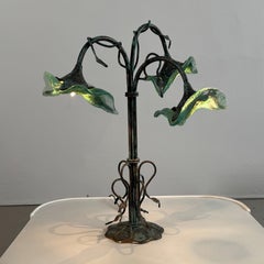 Lampe brutaliste en cuivre forgé avec du verre vert émeraude, dans le style d'Hector Guimard