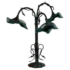 Lampe brutaliste en cuivre forgé avec du verre vert émeraude, dans le style d'Hector Guimard