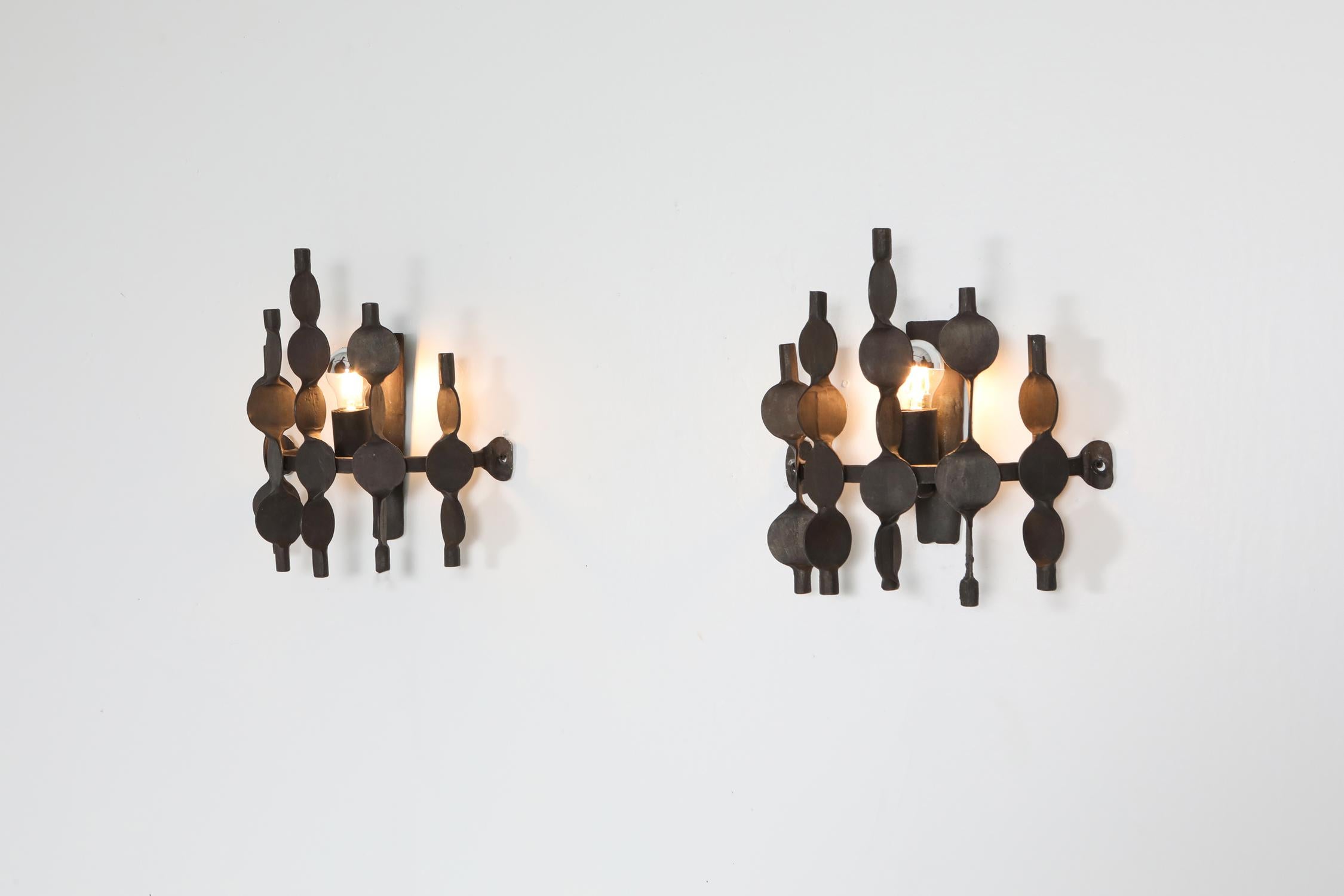 Brutalism, fer forgé, wall sconces, Atelier Français, 1970s

Hand forged pair of appliques in steel

  
Superb and heavy quality work.   
 