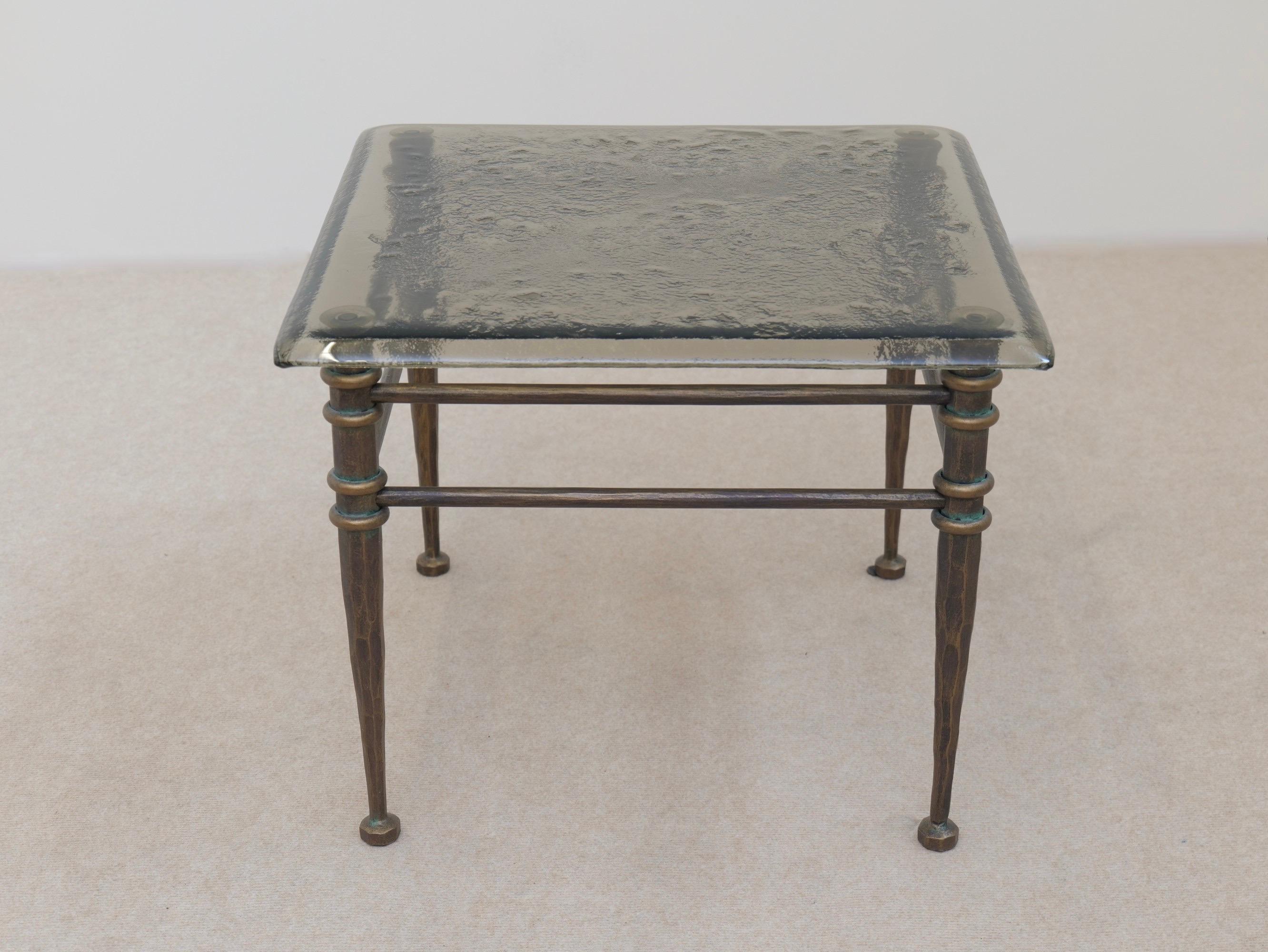 - impresionante mesa de centro de forja con cristal fundido
- perfecto estado
- 59 x 59 x 48 cm